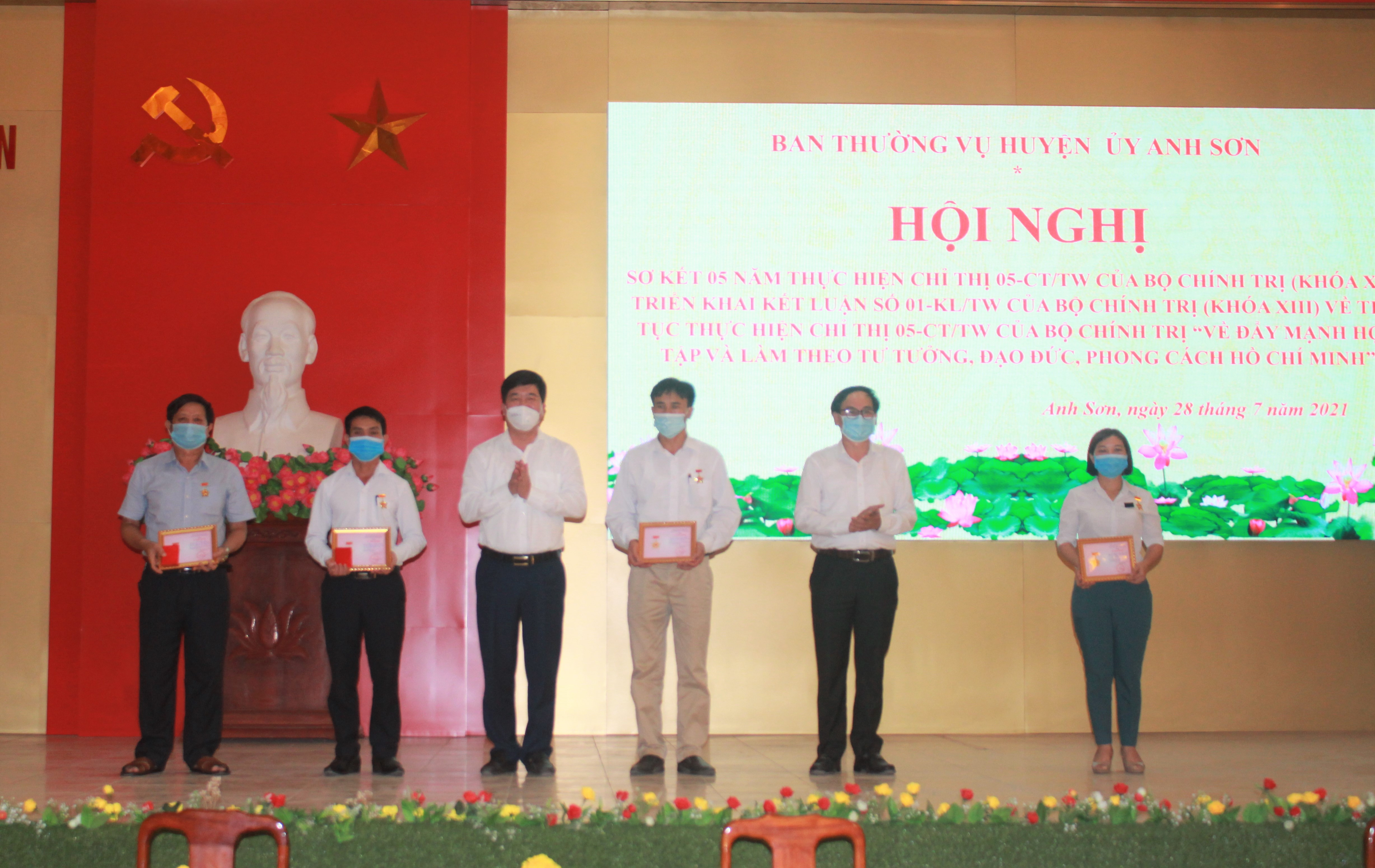 Lãnh đạo Ban Tuyên giáo Tỉnh ủy cùng lãnh đạo huyện Anh Sơn trao khen thưởng, biểu dương các tập thể tiêu biểu. Ảnh Thái Hiền