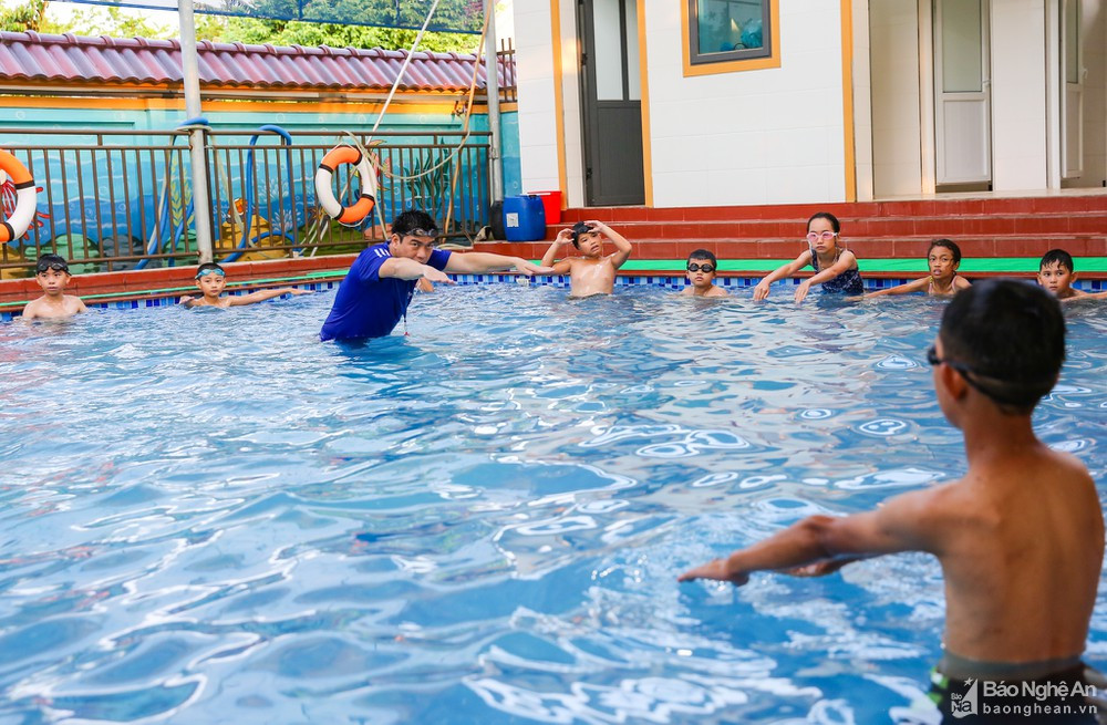 Năm 2019, bể bơi với tổng giá trị hơn 3 tỷ đồng được UBND xã Diễn Phúc đầu tư cho Trường Tiểu học Diễn Phúc. Đây là một trong những bể bơi hiện đại đầu tiên được xây dựng tại một ngôi trường công lập của tỉnh. Ảnh: Đức Anh