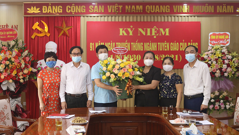 Hội Nhà báo tỉnh tặng hoa chúc mừng Ban Tuyên giáo Tỉnh ủy.