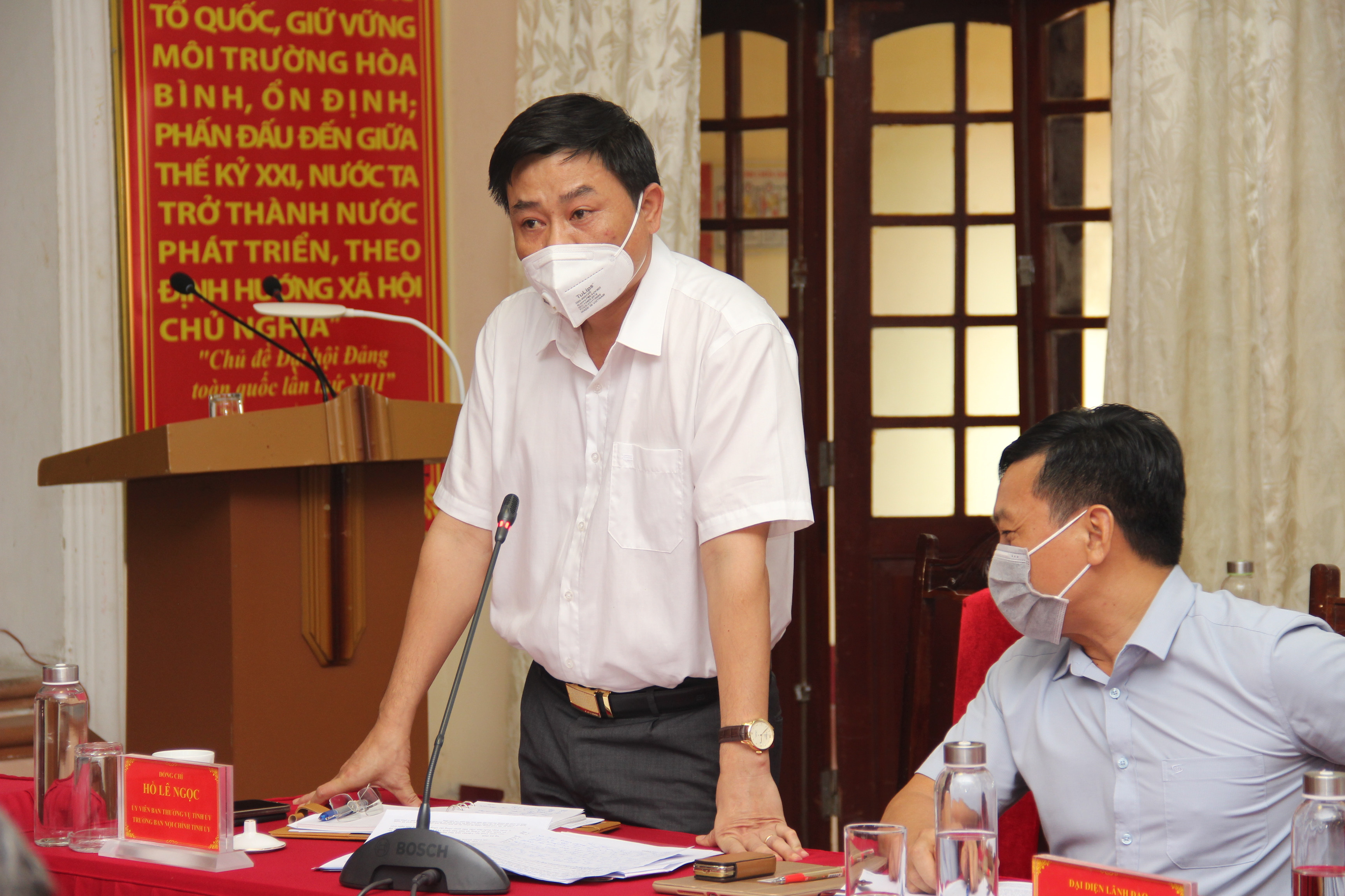 Đồng chí Hồ Lê Ngọc -Ủy viên Ban Thường vụ, Trưởng ban Nội chính Tỉnh ủy nêu một số ý kiến về xử lý vi phạm đối với công tác bảo vệ rừng. Ảnh: Hoài Thu