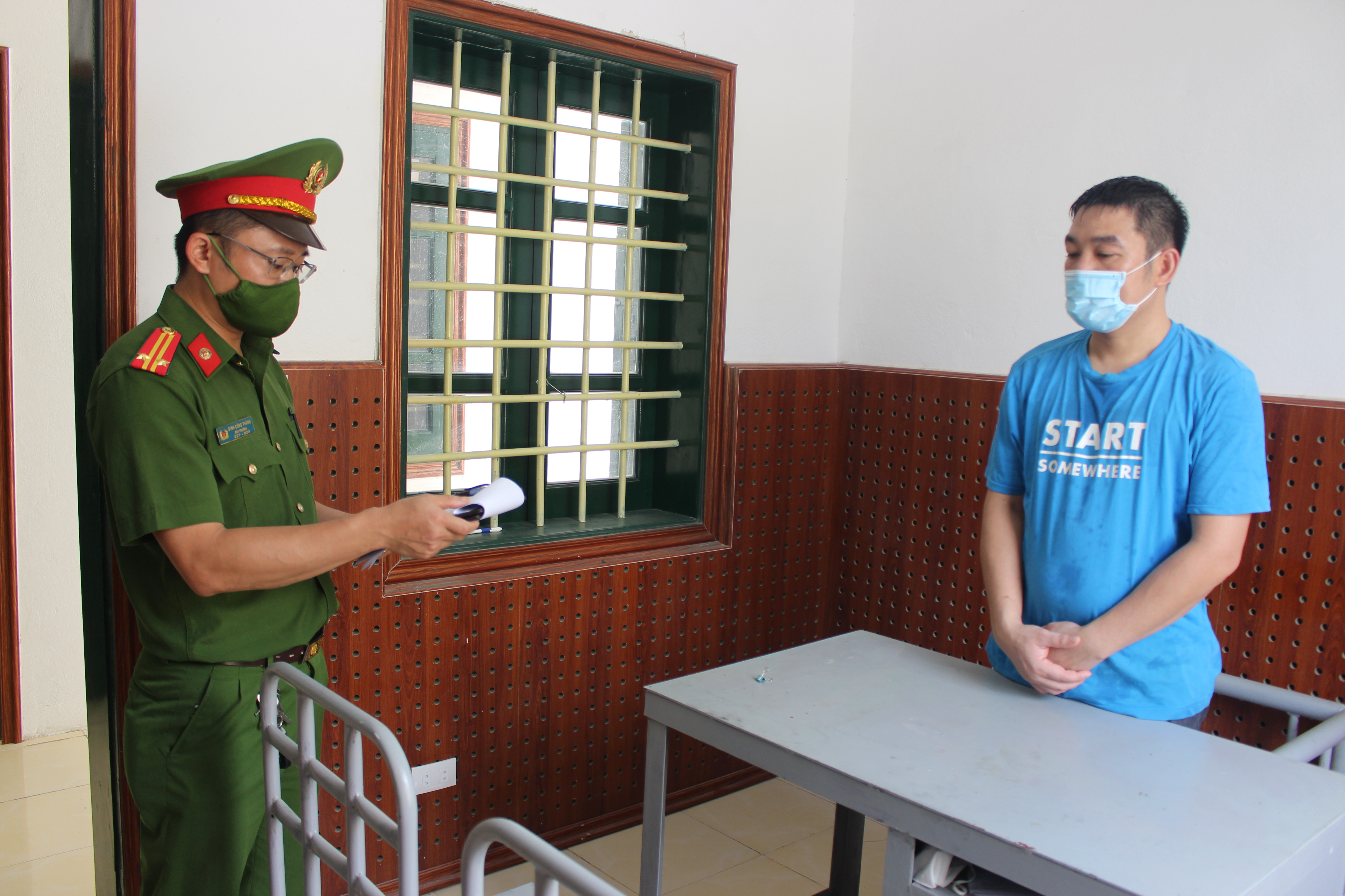 Cơ quan Cảnh sát điều tra Công an tỉnh Nghệ An tống đạt quyết định khởi tố bị can Đào Xuân Dương. Ảnh: Bình Minh
