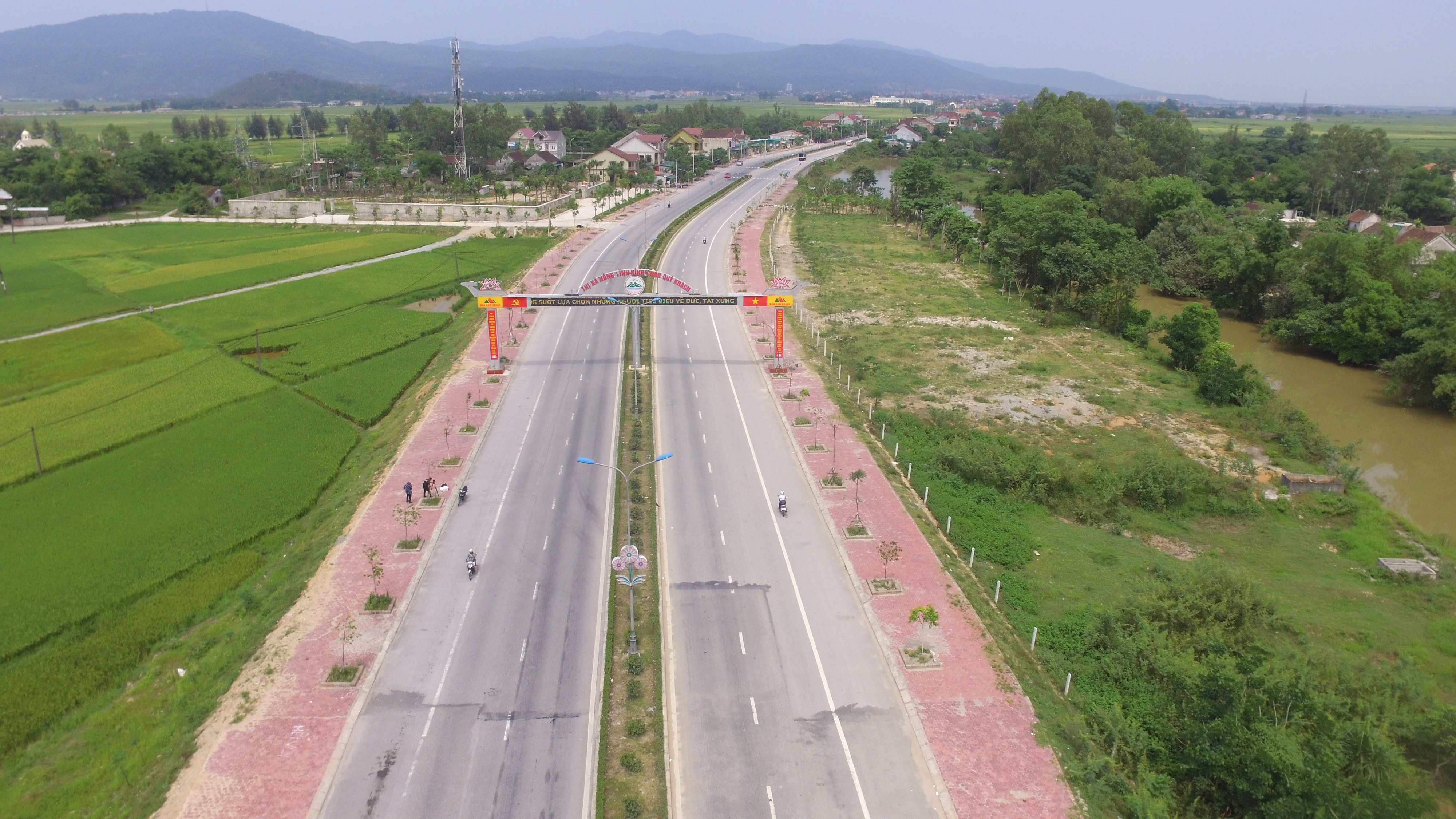 Quốc lộ 8A nối Hồng Lĩnh với cửa khẩu quốc tế Cầu Treo