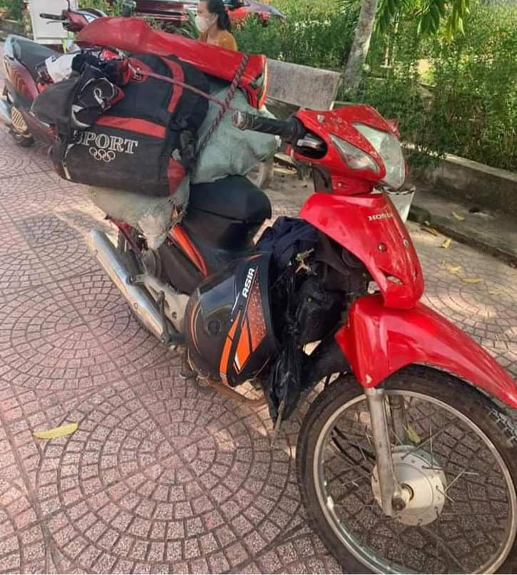 Chiếc xe máy của Xồng Bá Rống hiện đang được cất giữ tại Trạm y tế xã Hiến Sơn. Ảnh: Ngọc Phương