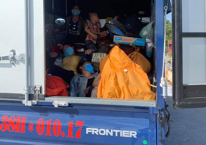Chiếc xe chở 8 người Kỳ Sơn về quê. Ảnh cơ sở cung cấp