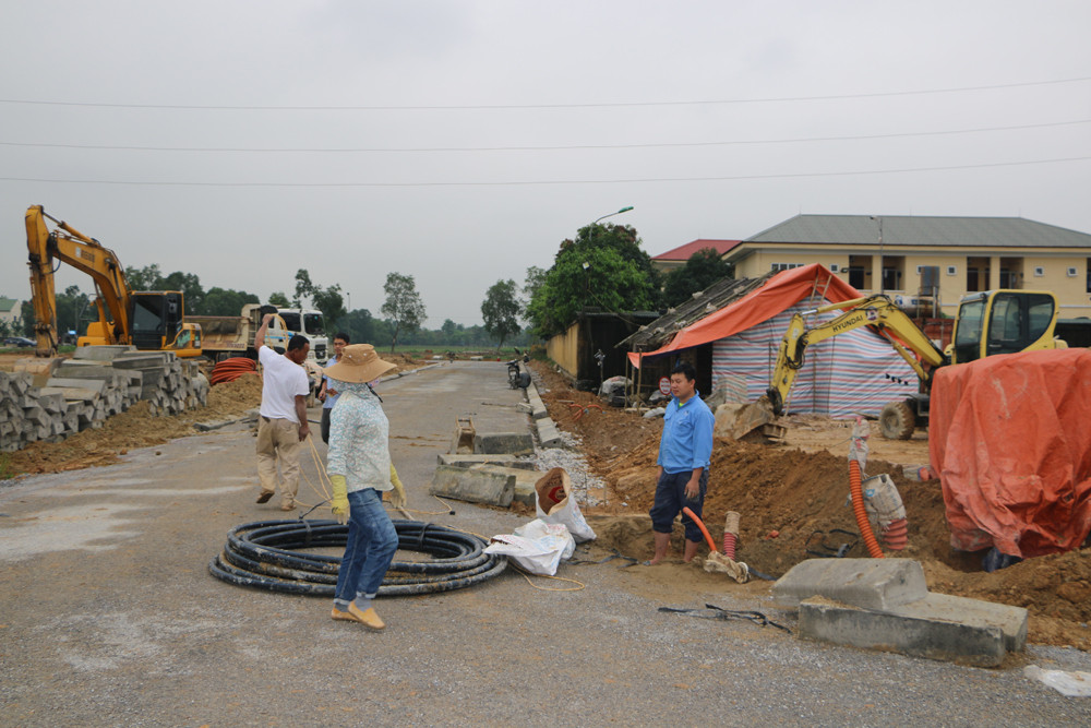 Thi công hạ tầng khu đất tái định cư kết hợp với đấu giá để khai thác quỹ đất tại xóm 5, xã Nghi Phú, TP Vinh. Ảnh: Nguyễn Hải 
