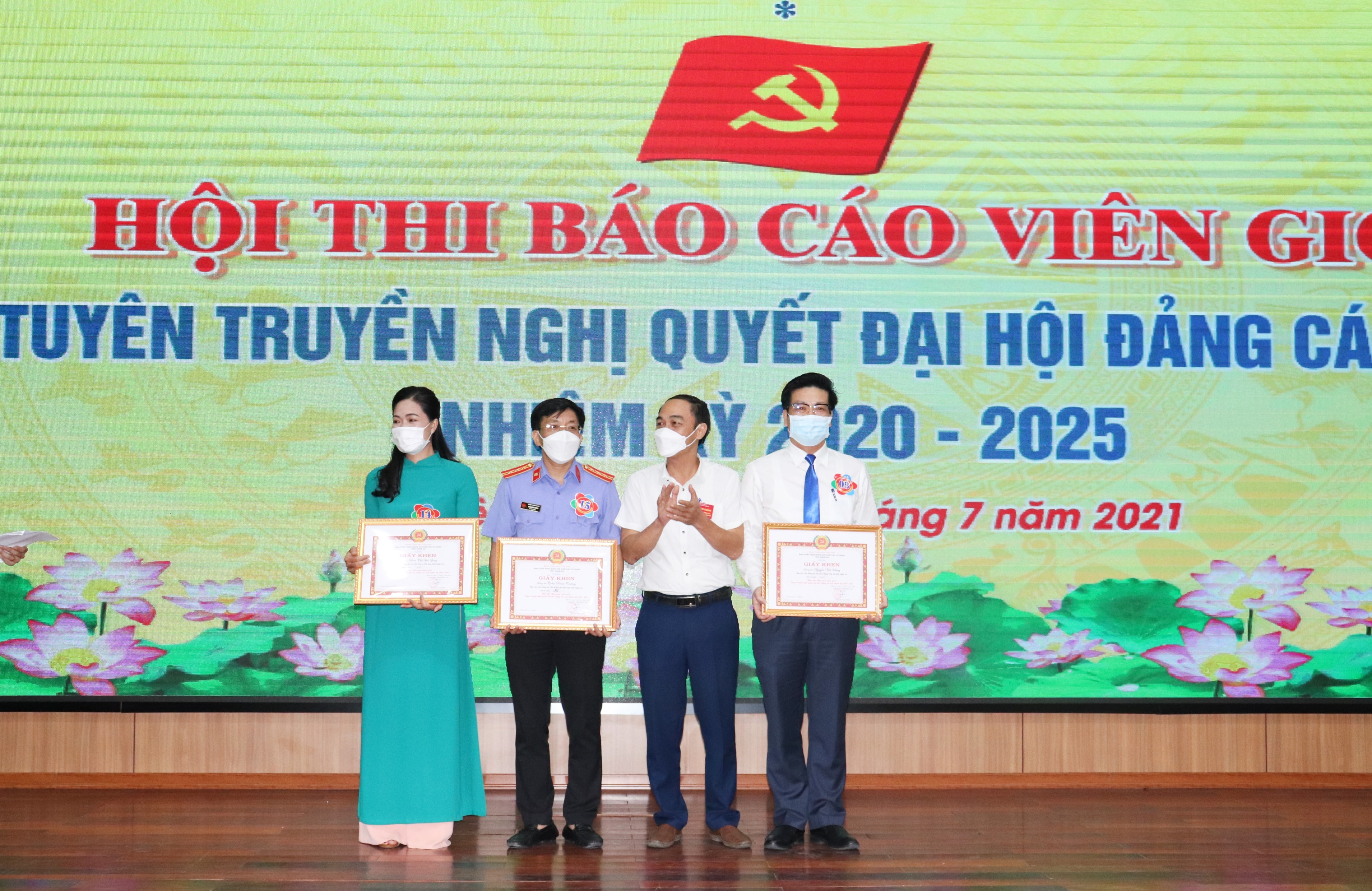 Trao giải Ba cho các thí sinh đạt giải (Cụm 2). Ảnh: Thanh Lê