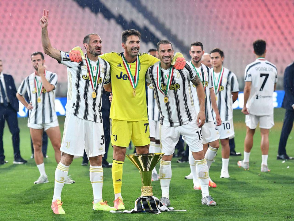Chiellini sẽ tiếp tục gắn bó với Juventus ở mùa bóng mới. Ảnh: Getty Images.