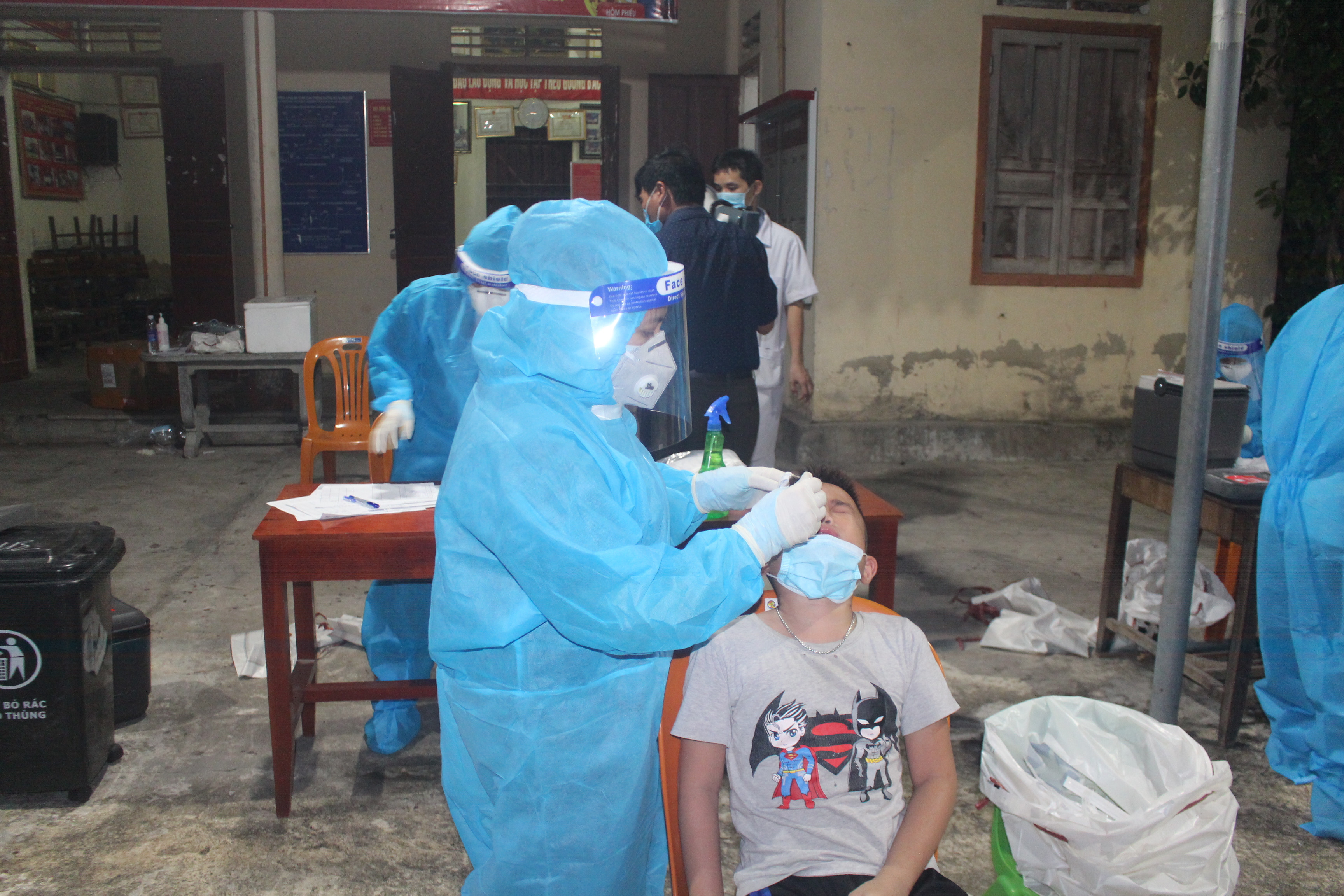 Khoảng trên 2.200 mẫu bệnh phẩm được nhân viên y tế Quỳnh Lưu lấy trong đêm. Ảnh: Việt Hùng
