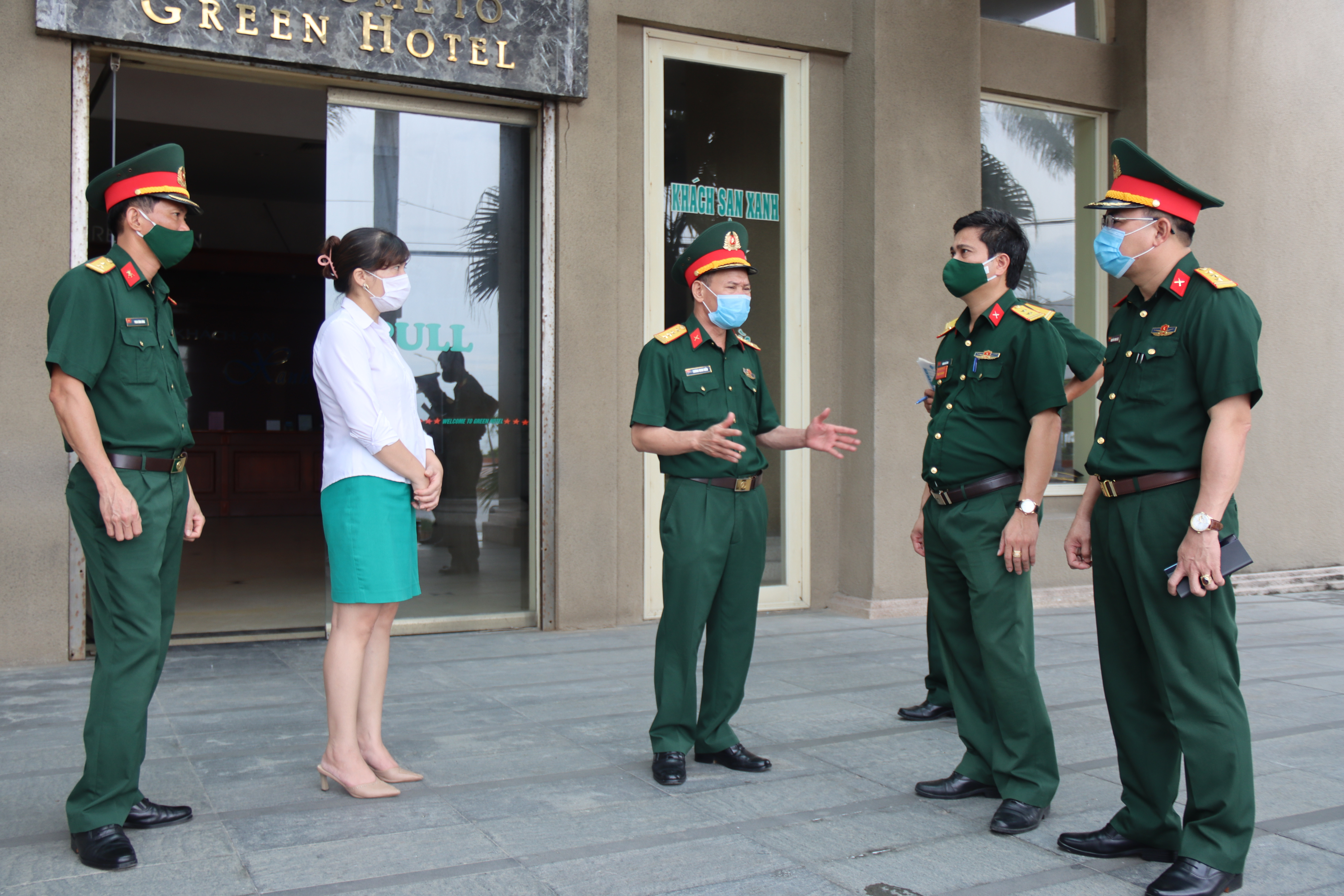 Anh: Kiểm tra công tác chuẩn bị tiếp nhận công dân từ Thành phố Hồ Chí Minh và các tỉnh phía Nam trở về tại điểm cách ly tập trung Ban CHQS thị xã Cửa Lò