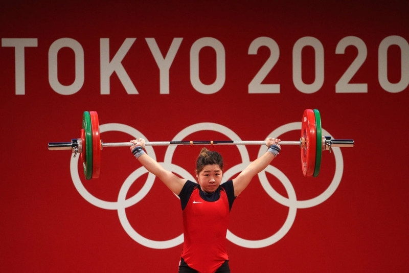 Hoàng Thị Duyên hoàn thành phần thi cử giật với mức tạ 95kg tại Olympic Tokyo 2020. Ảnh: Getty.
