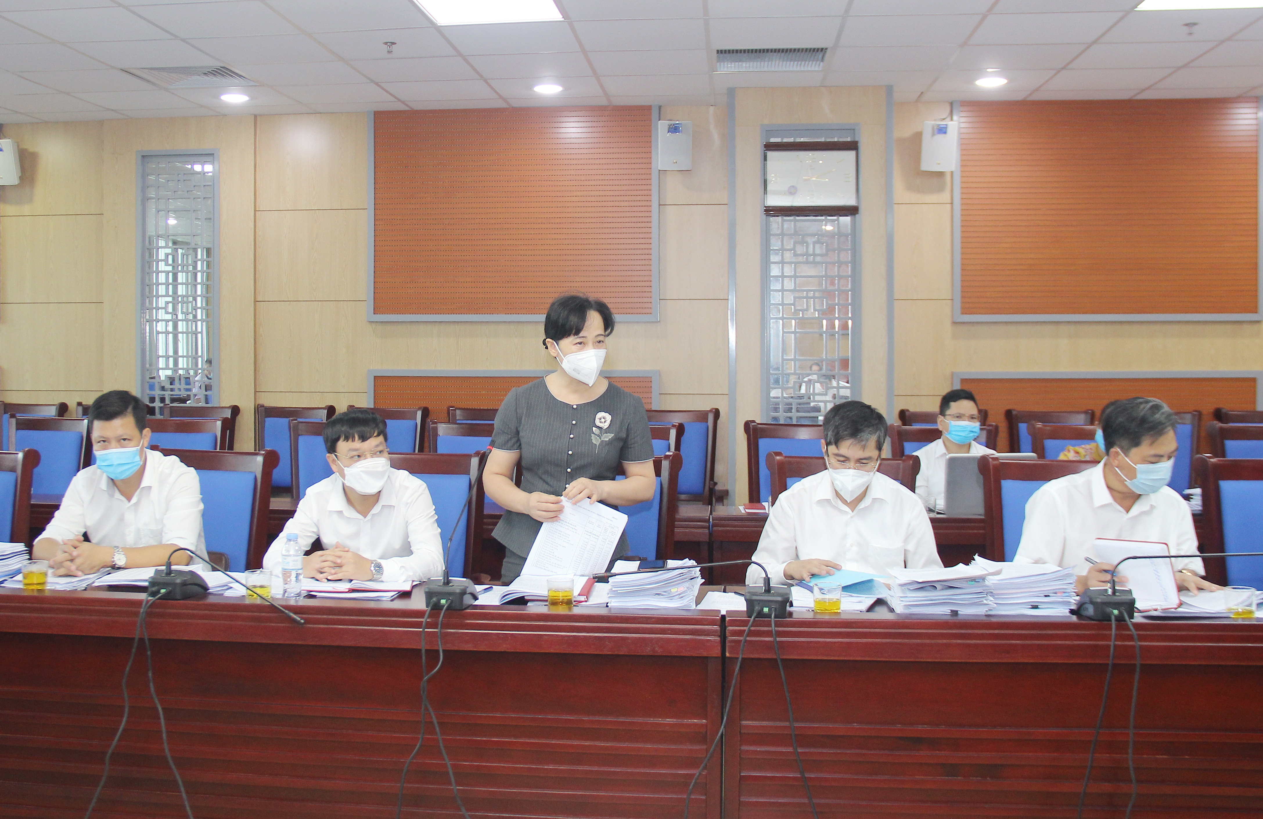 Đồng chí Phan Thị Hoan - Bí thư Đảng ủy khối Doanh nghiệp, thành viên Ban Kinh tế - Ngân sách HĐND tỉnh băn khoăn về chỉ tiêu chi đầu tư phát triển giai đoạn 
