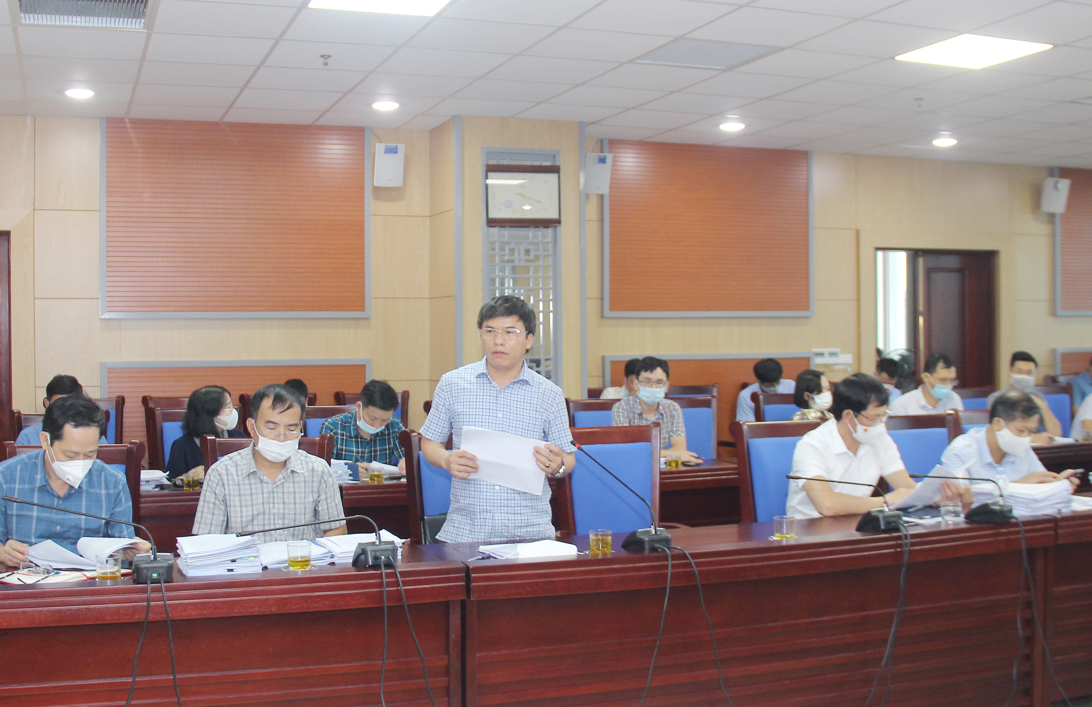 Phó Giám đốc Sở Kế hoạch và Đầu tư Phan Văn Hoan giải trình một số vấn đề mà các thành viên dự họp nêu liên quan đến