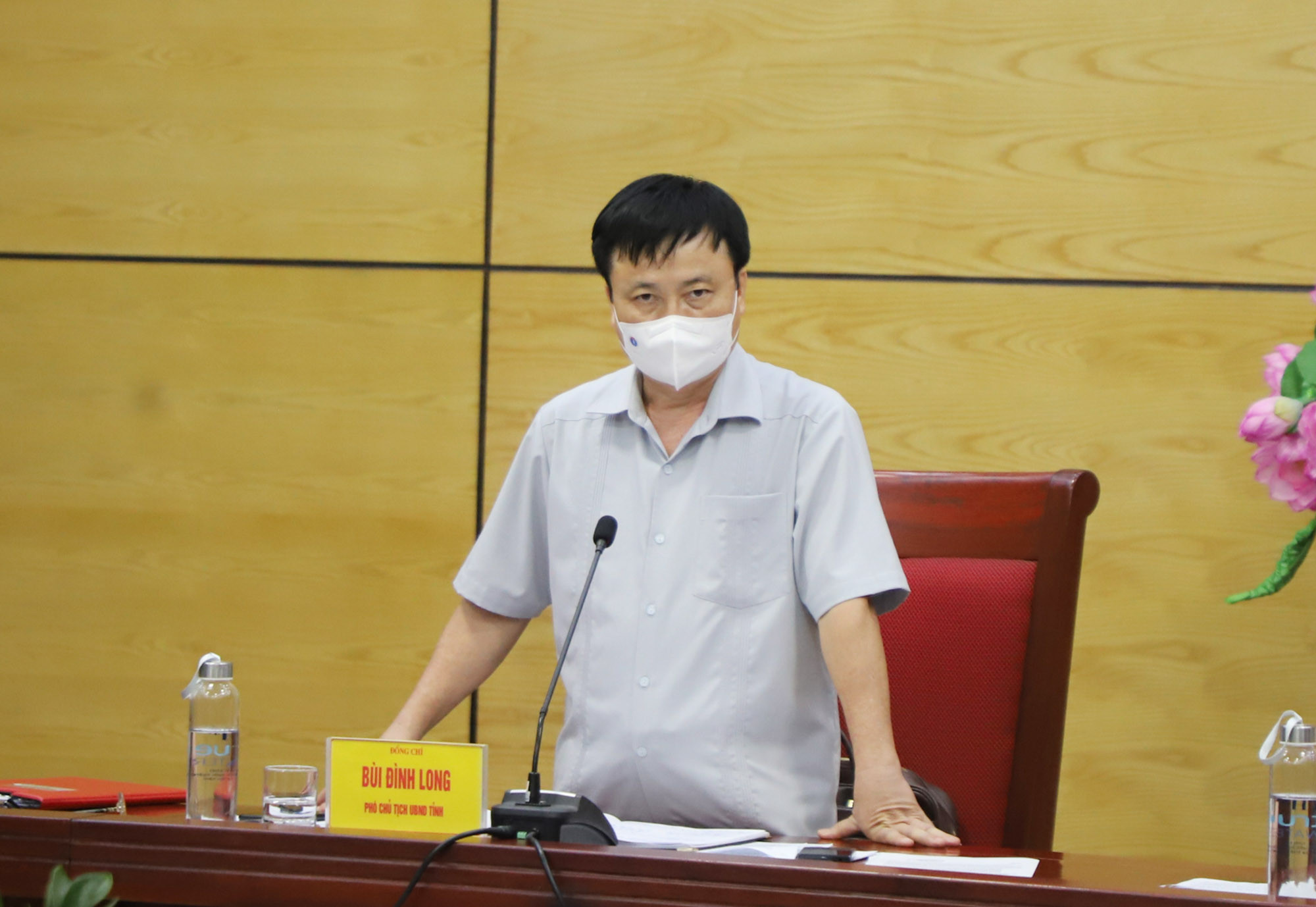 Đồng chí Bùi Đình Long - Phó Chủ tịch UBND tỉnh phát biểu ý kiến tại cuộc họp. Ảnh: Phạm Bằng