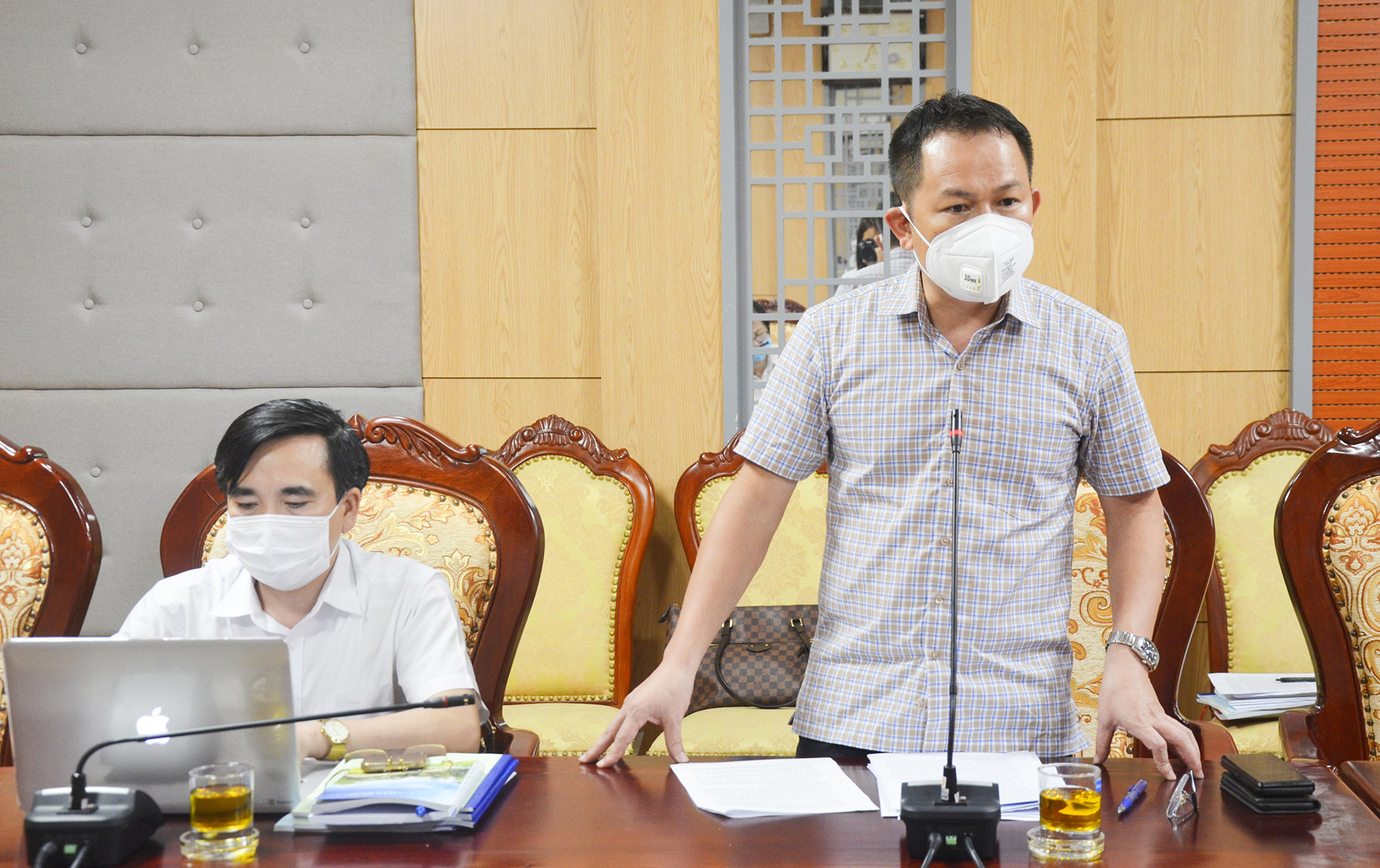 Phó Giám đốc Sở Y tế Nguyễn Hữu Lê báo cáo công tác phòng, chống dịch Covid -19. Ảnh: Thanh Lê