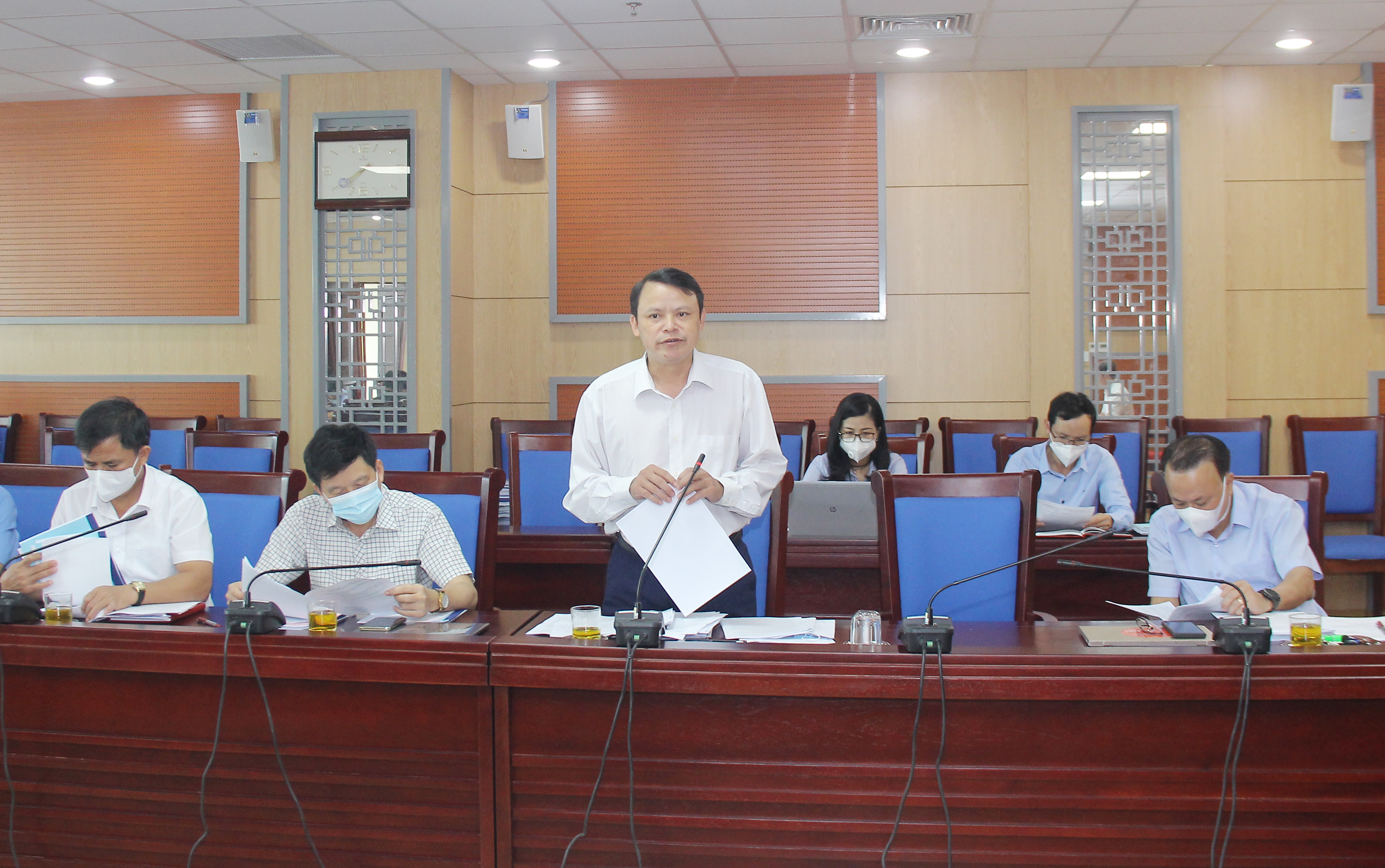 Phó trưởng ban Pháp chế HĐND tỉnh Trần Đình Toàn tham gia ý kiến tại cuộc họp. Ảnh: Mai Hoa