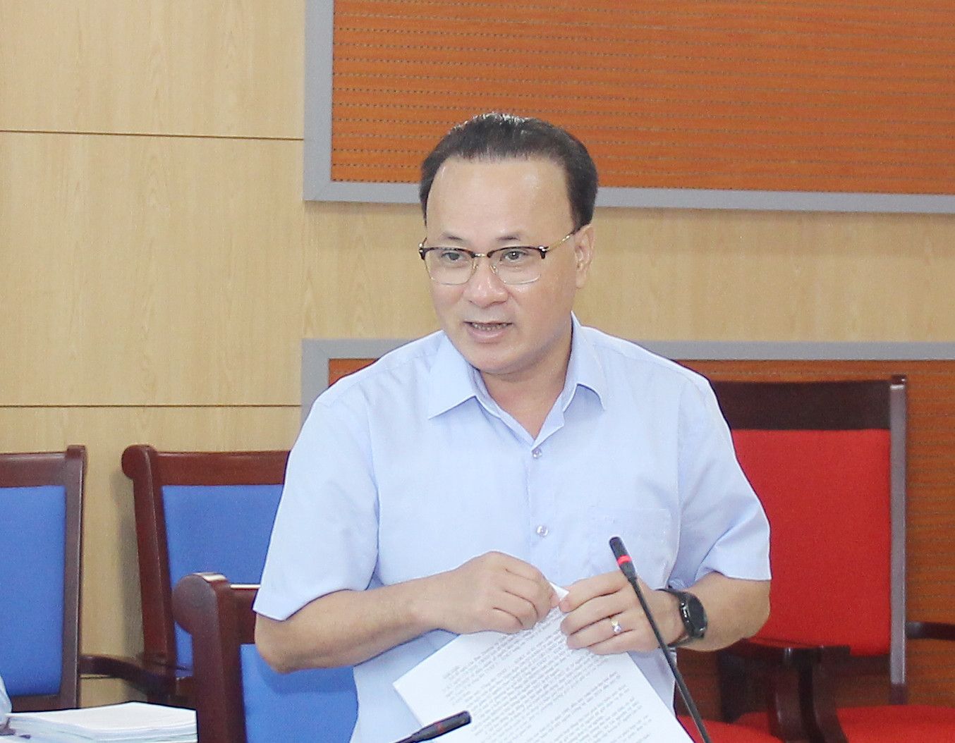 Đồng chí Nguyễn Nam Đình - Ủy viên Ban Thường vụ Tỉnh ủy, Phó Chủ tịch HĐND tỉnh tham gia ý kiến tại cuộc họp. Ảnh: Mai Hoa