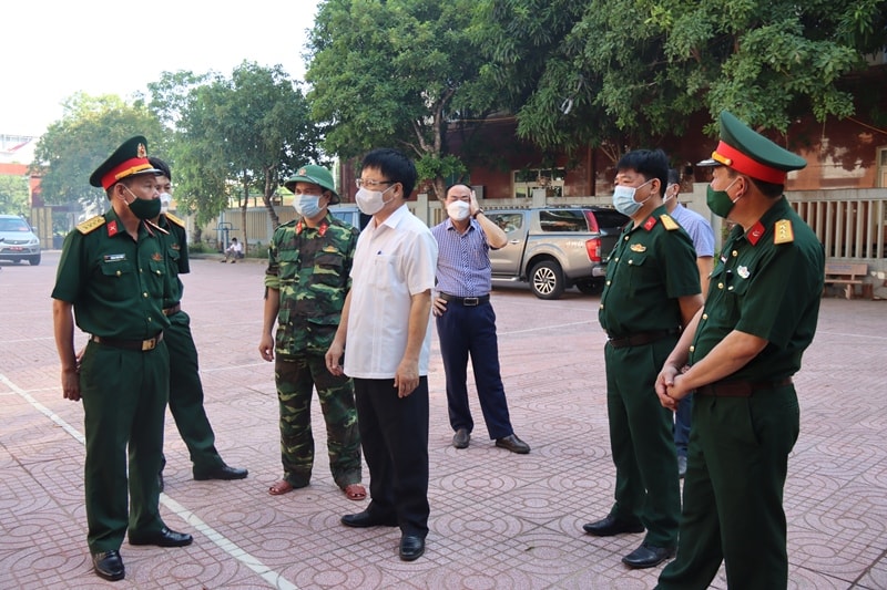 Đồng chí Bùi Đình Long, Phó chủ tịch UBND tỉnh, Phó Trưởng ban chỉ đạo phòng, chống Covid-19 tỉnh Nghệ An kiểm tra công tác chuẩn bị khu cách ly của Bộ CHQS tỉnh tại Khách sạn Amy (TX Cửa Lò).