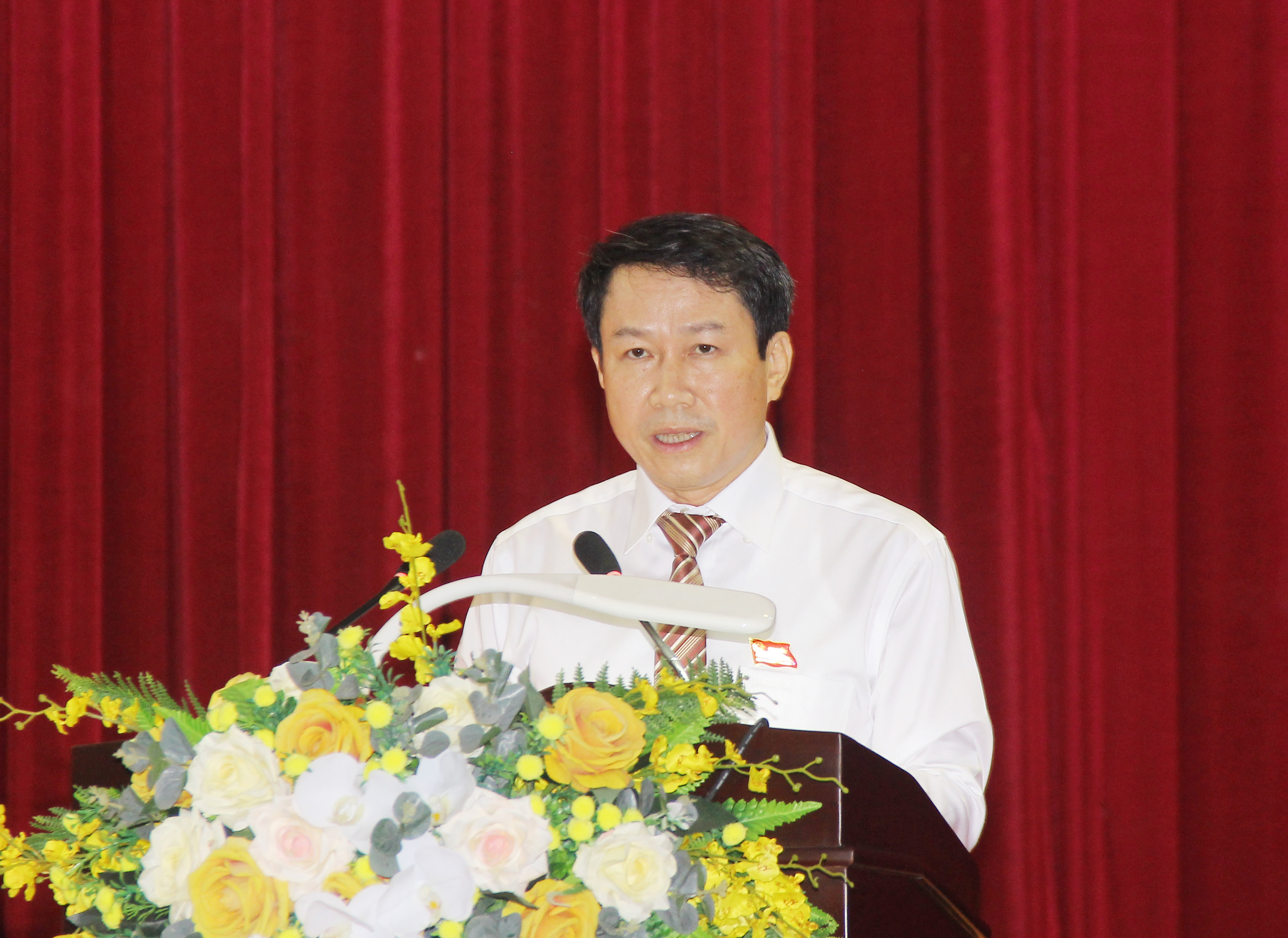 Đồng chí Lê Sỹ Chiến - Phó Chủ tịch UBND thành phố trình bày báo cáo tình hình thực hiện kinh tế - xã hội 6 tháng đấu năm 2021. Ảnh: Mai Hoa