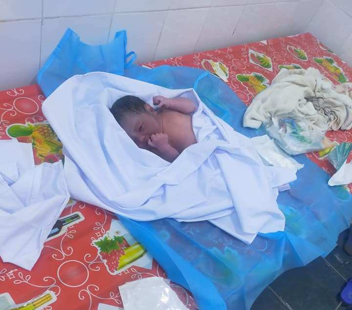 Bé gái sơ sinh bỏ rơi được đội ngũ y, bác sỹ Trạm Y tế thị trấn Cầu Giát cấp cứu kịp thời. Ảnh: Việt Hùng