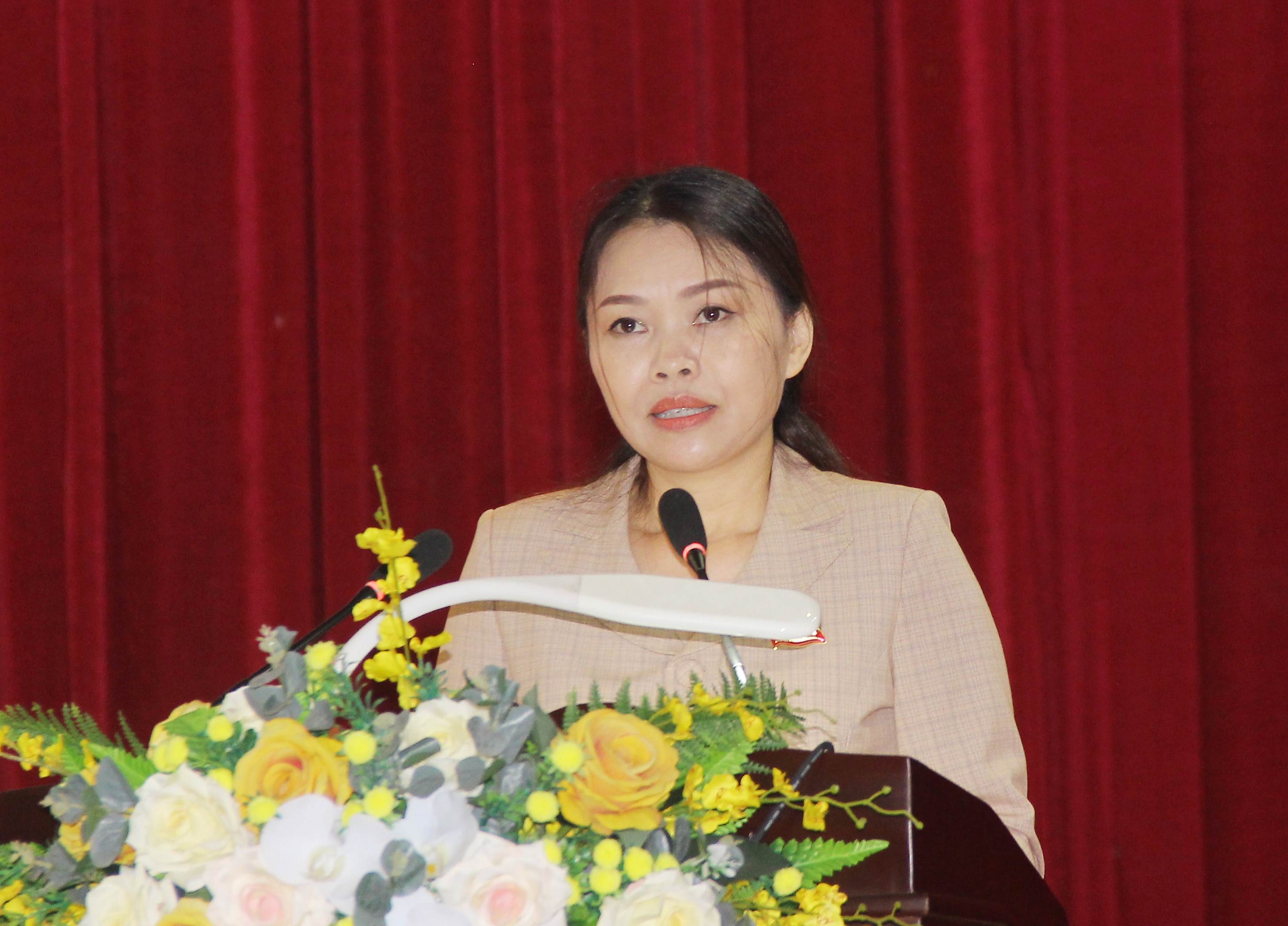 Phó Chủ tịch UBND thành phố Trần Thị Cẩm Tú trả lời một số vấn đề liên quan đến cơ sở vật chất trường học. Ảnh: Mai Hoa
