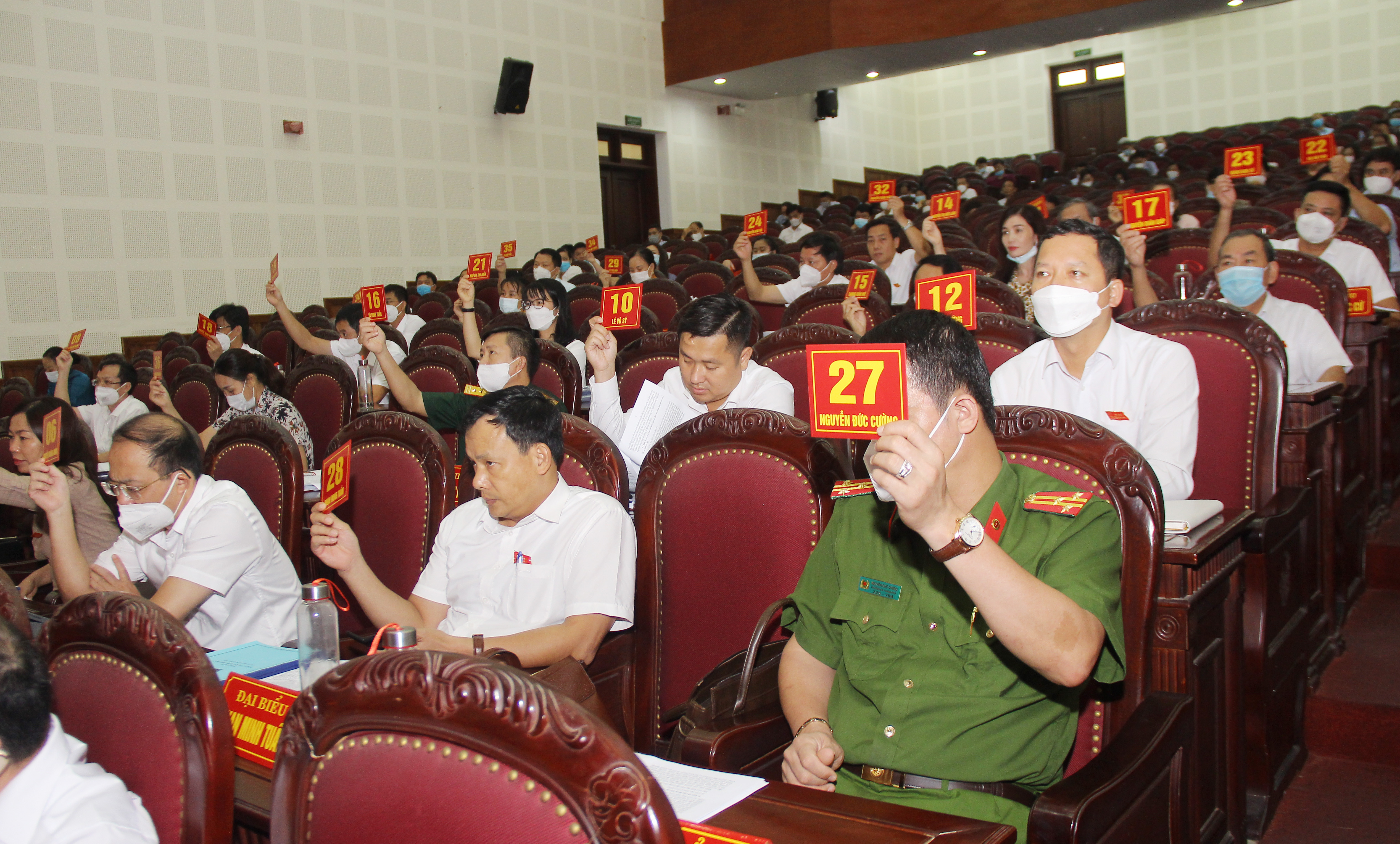 Các đại biểu HĐND thành phố biểu quyết thông qua các nghị quyết tại kỳ họp. Ảnh: Mai Hoa
