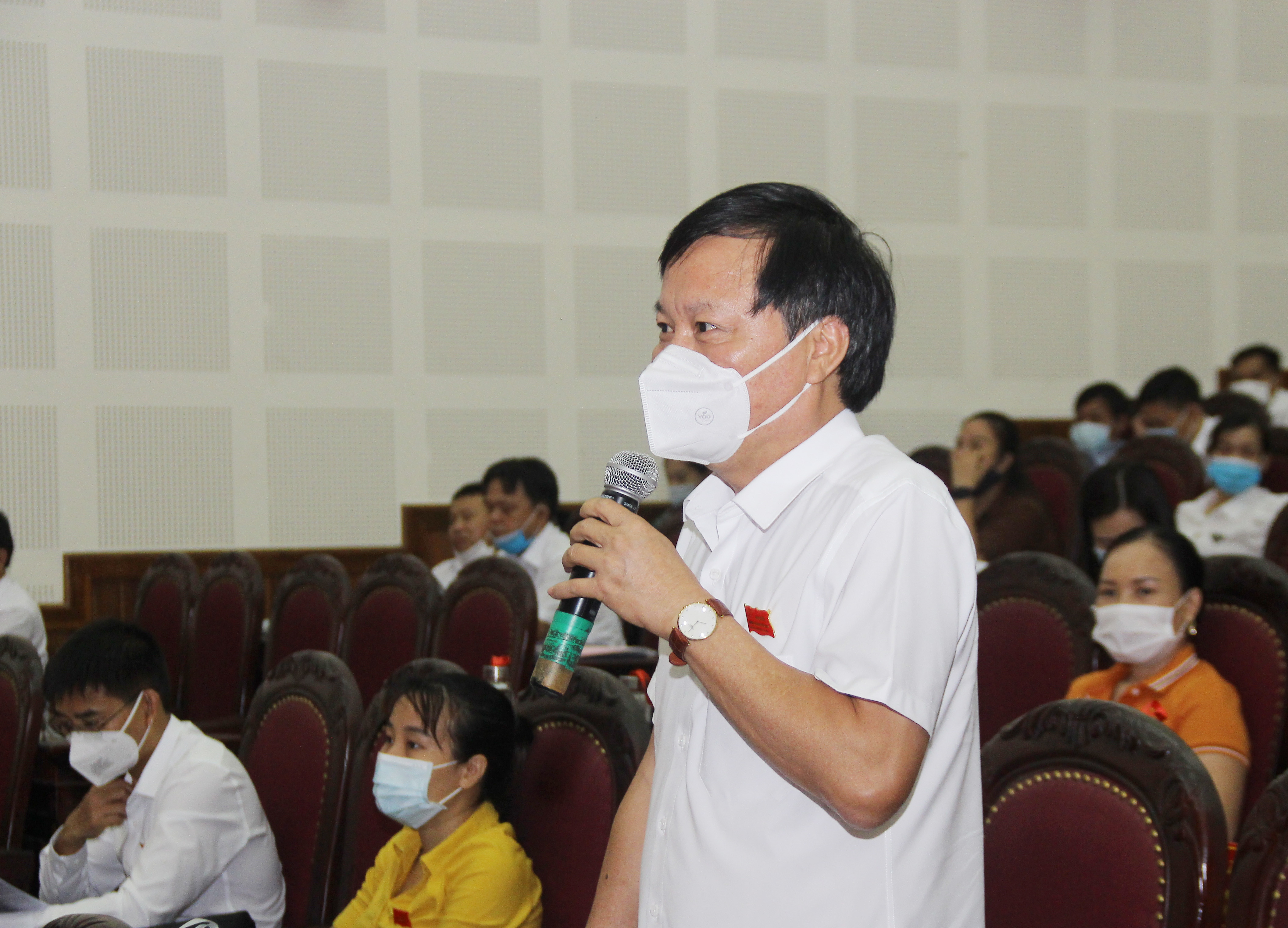 Đại biểu Nguyễn Như Hải (phường Hưng Dũng) nêu ý kiến thảo luận tại hội trường. Ảnh: Mai Hoa