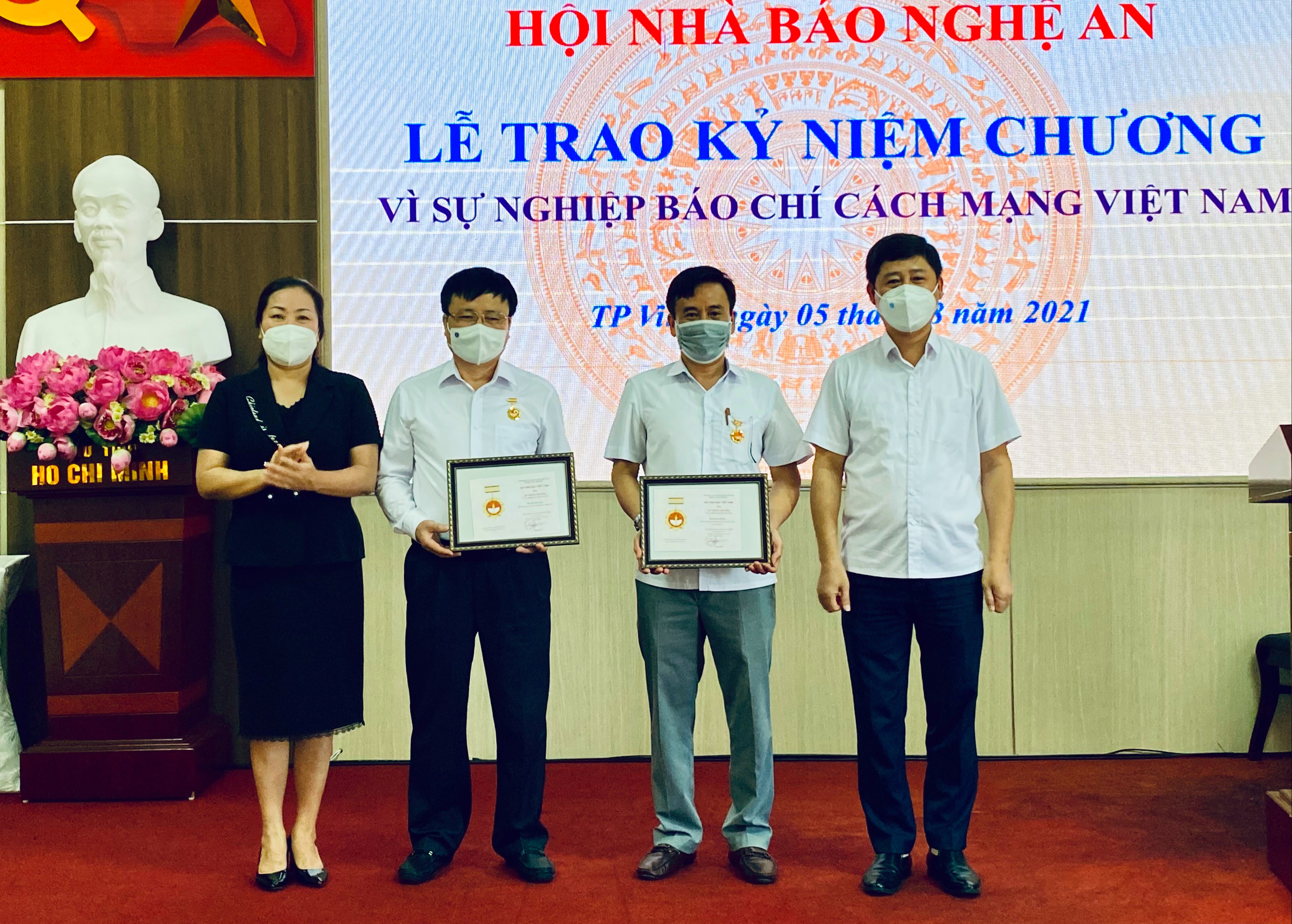 Trưởng Ban Tuyên giáo Tỉnh ủy Nguyễn Thị Thu Hường trao Kỷ niệm chương của Hội Nhà báo Việt Nam cho các đồng chí lãnh đạo tỉnh. Ảnh: Thanh Lê