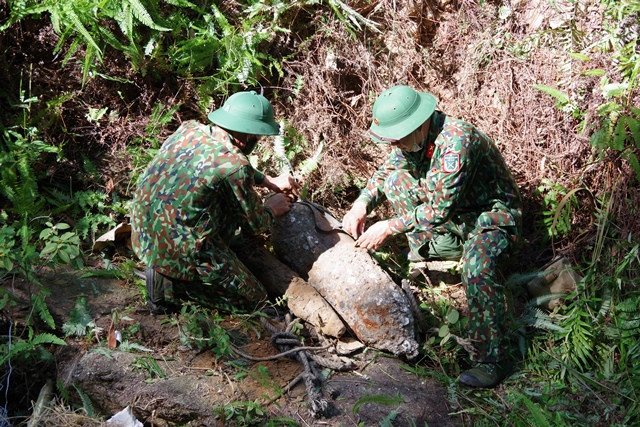 Lực lượng công binh Bộ CHQS tỉnh tiến hành bố trí lượng nổ để phá hủy quả bom.