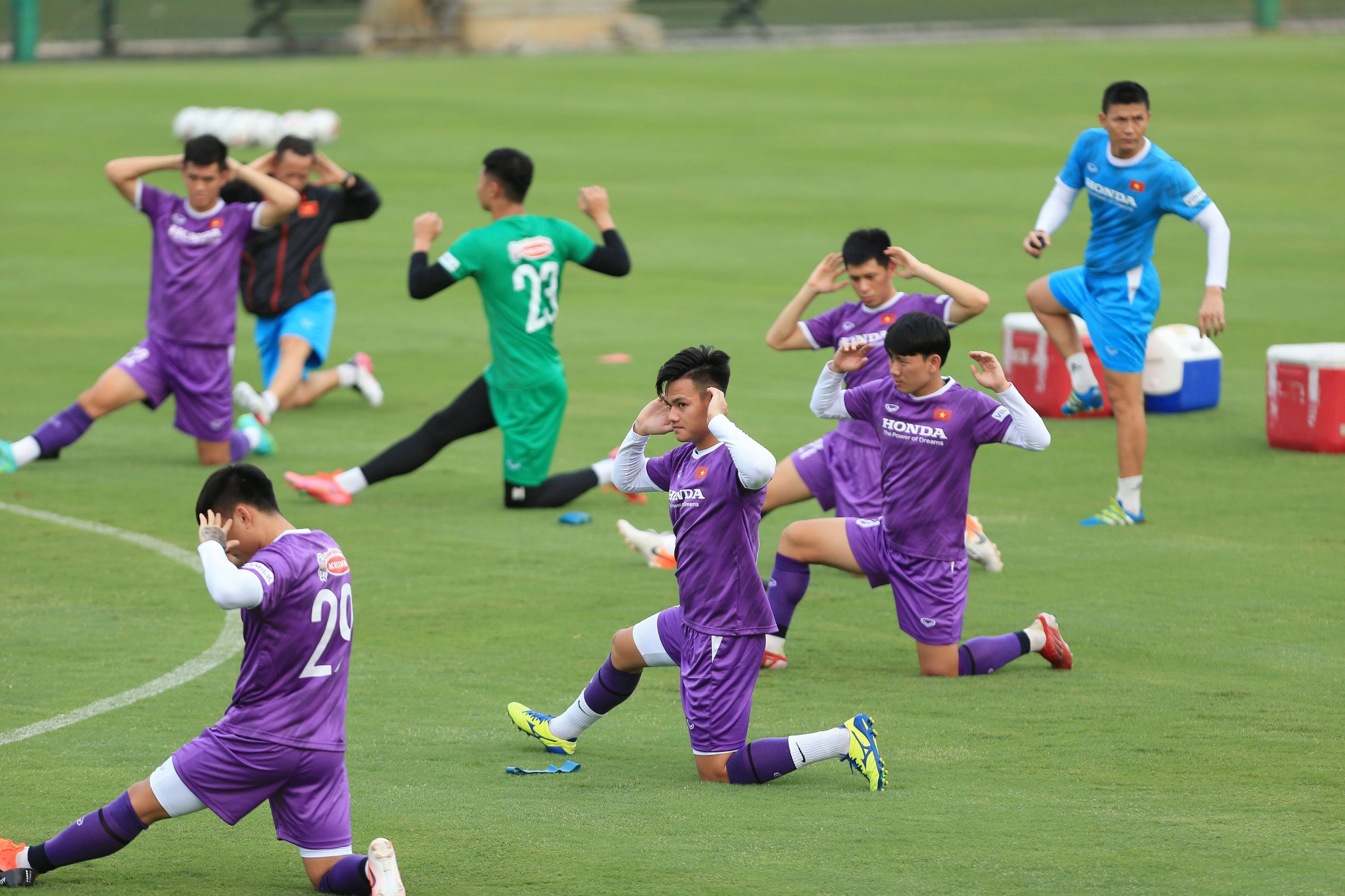 Dù thầy Park chưa thể ra sân tập vì bận cách li nhưng đội tuyển Việt Nam đang tập luyện một cách say sưa dưới sự chỉ dẫn của các trợ lý. Tất cả vì mục tiêu cao nhất cho vòng loại cuối World Cup 2022 khu vực châu Á. Ảnh: Hải Hoàng