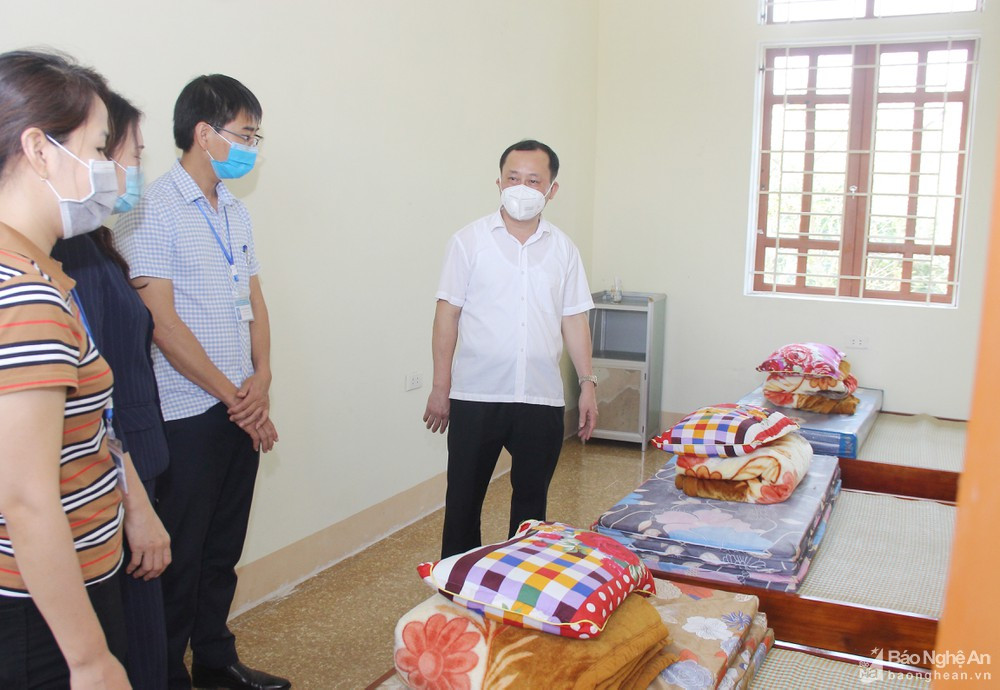 Lãnh đạo thành phố kiểm tra việc đảm bảo các điều kiện cách lý tại trạm y tế phường Hà Huy Tập. Ảnh: Mai Hoa
