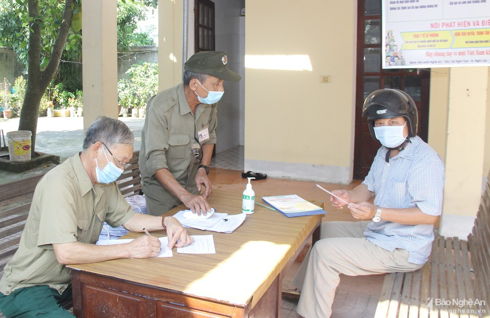 Người dân phường Đông Vĩnh thực hiện khai báo y tế tại trạm y tế phường. Ảnh: Mai Hoa