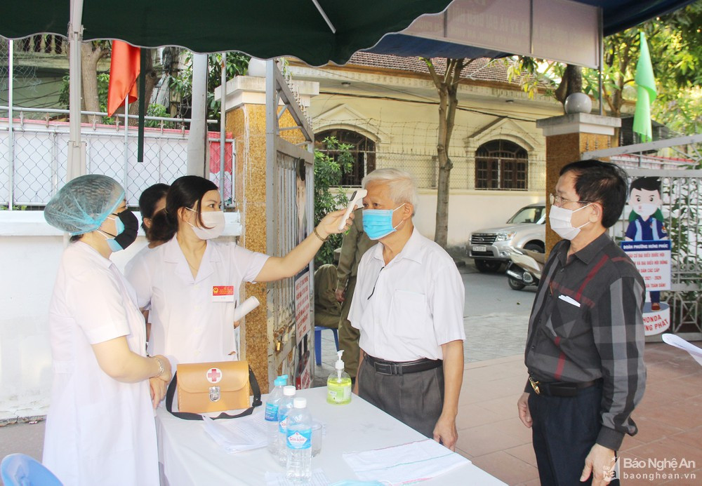 Thành phóng thực hiện các biện pháp chống dịch tại các hội, họp, sự kiện. Ảnh: Mai Hoa