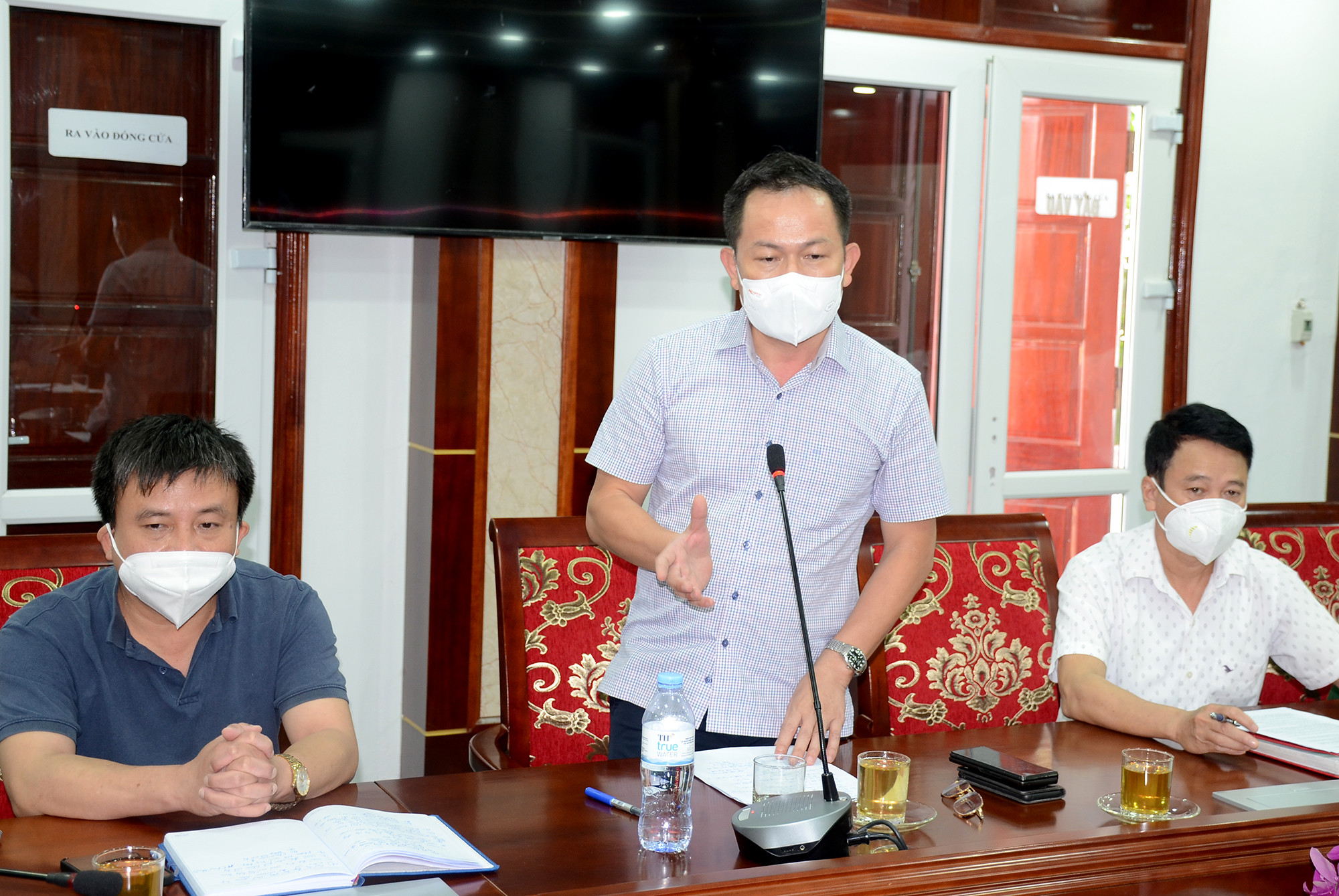 Phó Giám đốc Sở Y tế Nghệ An Nguyễn Hữu Lê đánh giá nguyên nhân dẫn đến tình trạng lây nhiễm chéo. Ảnh: Thành Chung