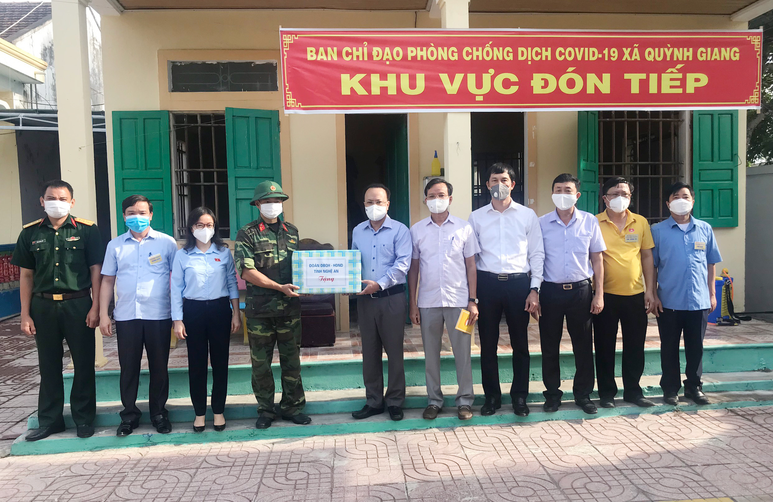 Đoàn công tác của Văn phòng Quốc hội- HDND tỉnh trao tặng quà cho lực lực trực tại chốt Quỳnh Giang. Ảnh: Thanh Lê
