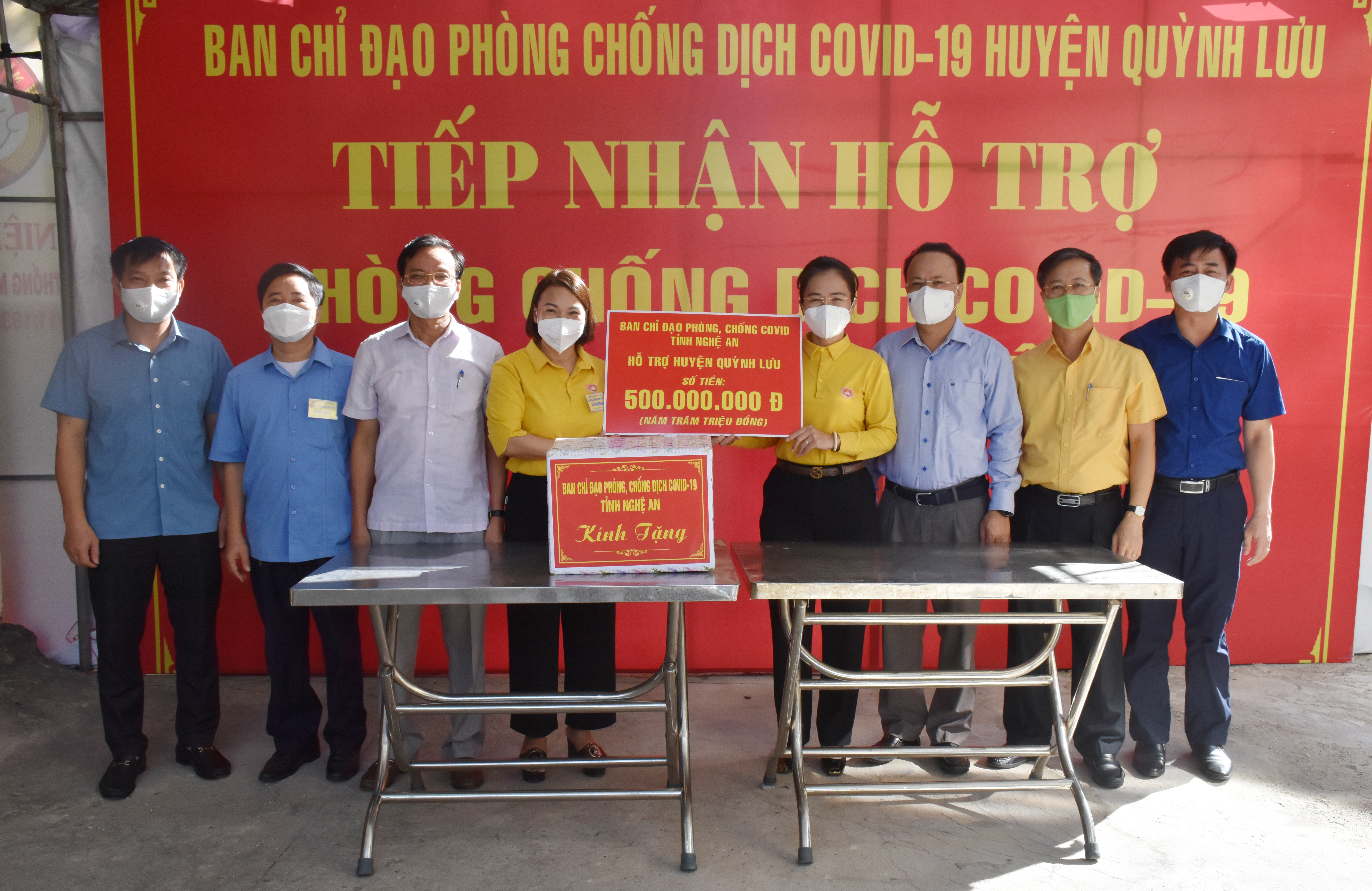Trao 500 triệu đồng quỹ phòng chống dịch Covid-19 của tỉnh phục vụ công tác phòng, chống dịch của huyện Quỳnh Lưu. Ảnh: Thanh Lê
