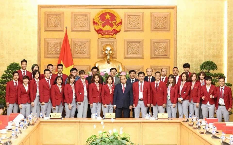 Thủ tướng chính phủ trao bằng khen cho các VĐV xuất sắc năm 2018. Ảnh: PV