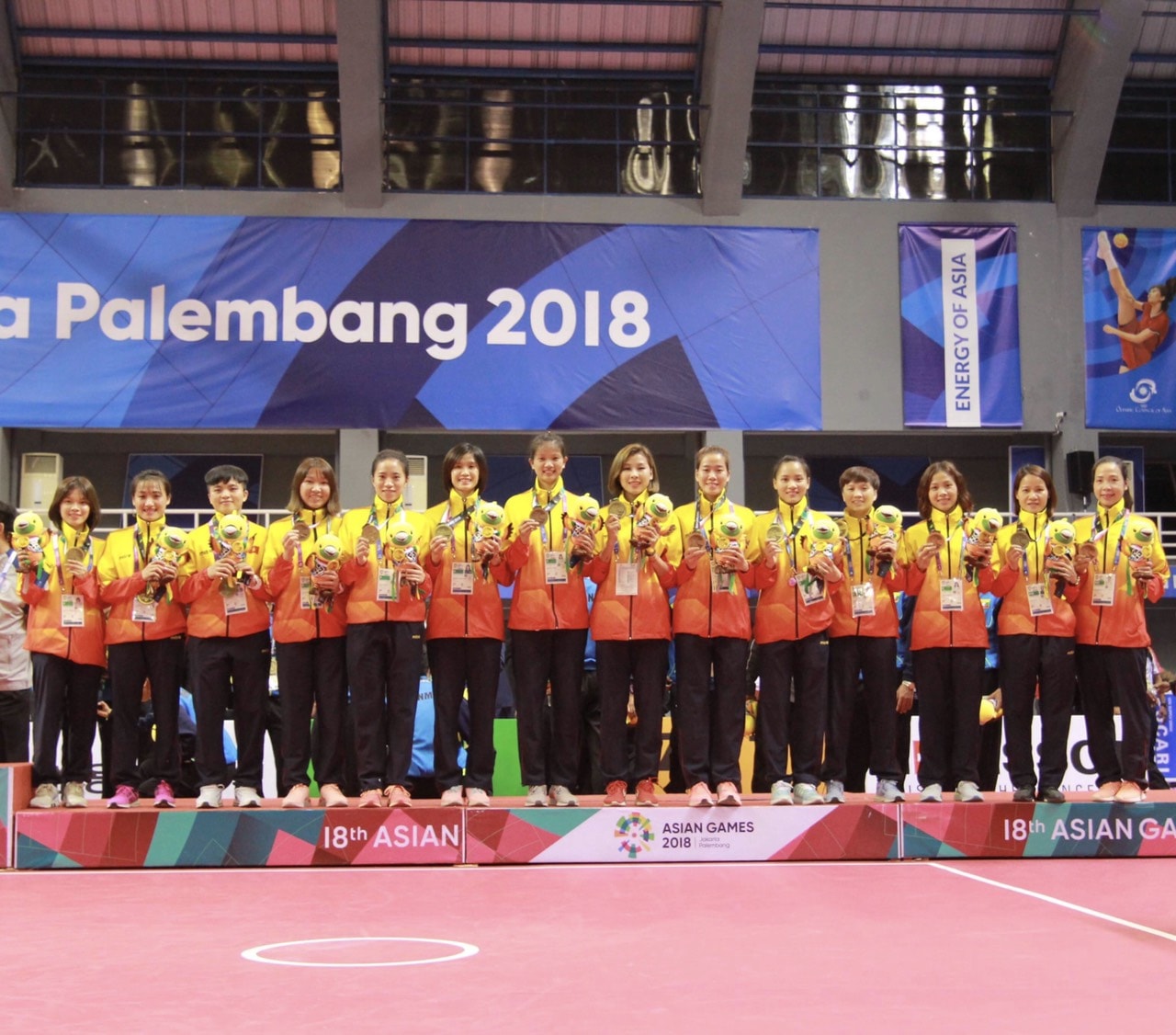 Trao huy chương tại ASIAN năm 2018. Ảnh: PV