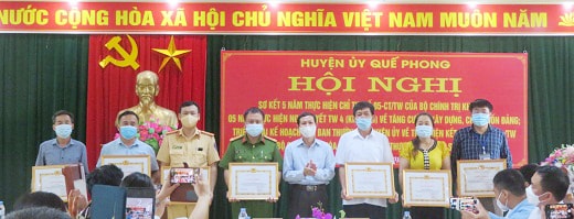 Trao giấy khen cho tập thể, cá nhân xuất sắc trong thực hiện Chỉ thị 05. Ảnh: Kim Nguyên