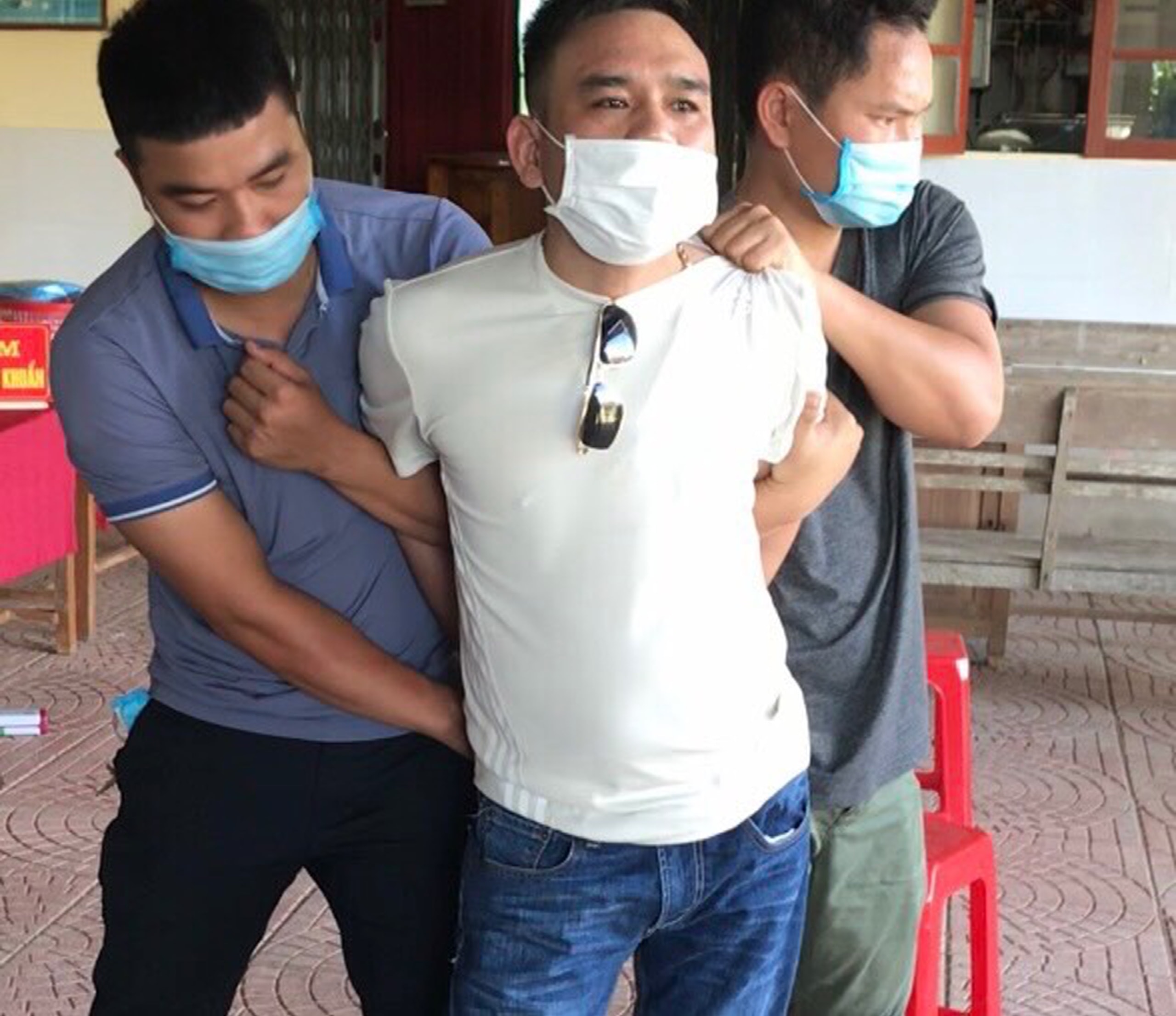 Công an thành phố Vinh bắt giữ trùm ma túy Trần Văn Đông. Ảnh: Đức Vũ
