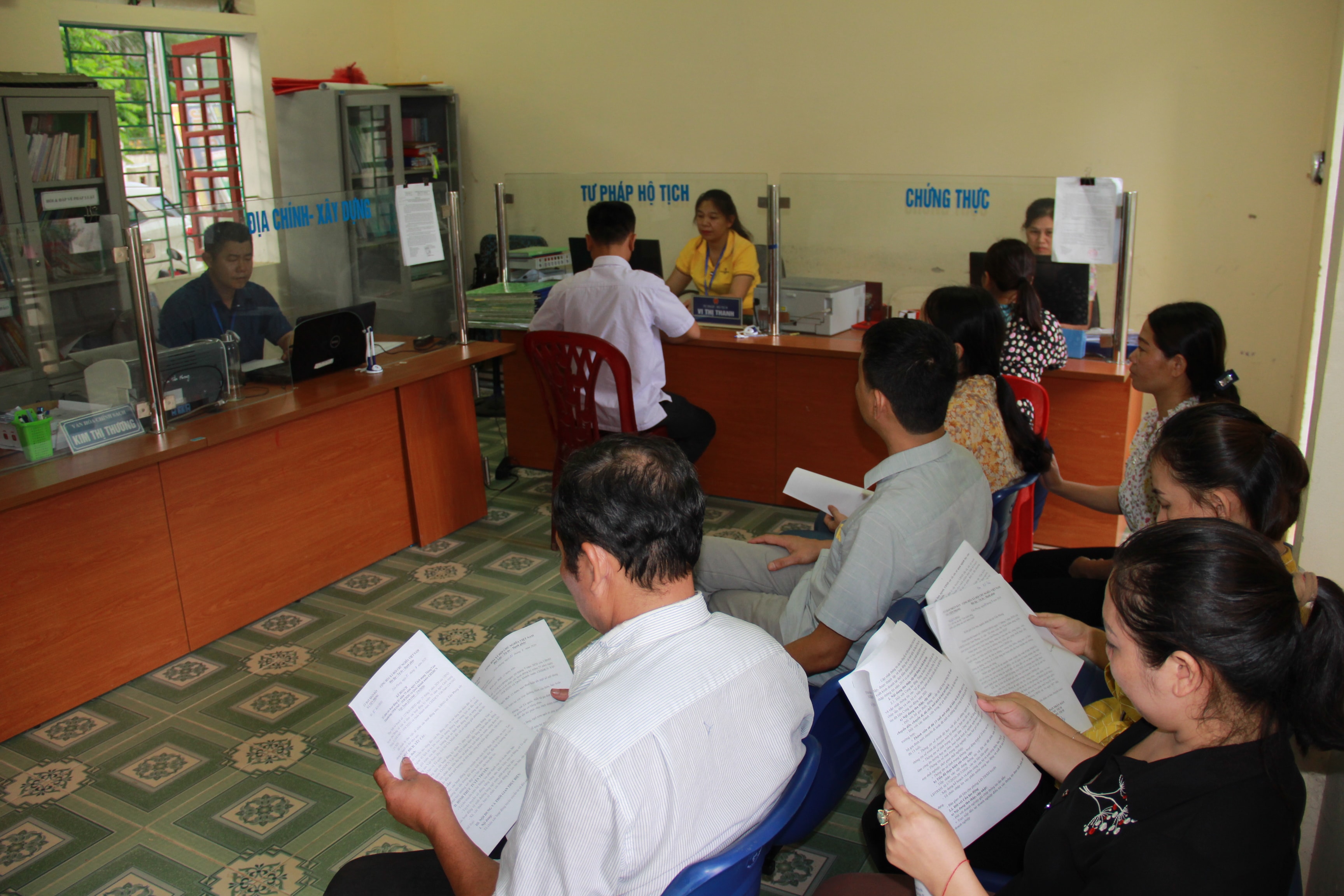 Giao dịch tại bộ phận một cửa tại UBND xã Tiền Phong huyện Quế Phong. Ảnh tư liệu