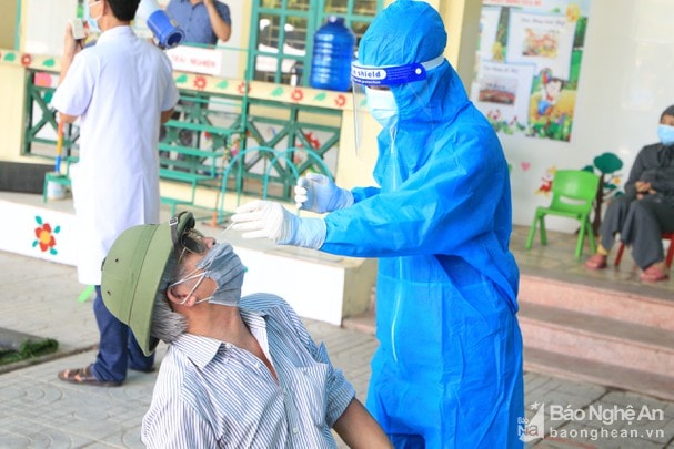 Lấy mẫu xét nghiệm cho người dân trong vùng có dịch. Ảnh tư liệu