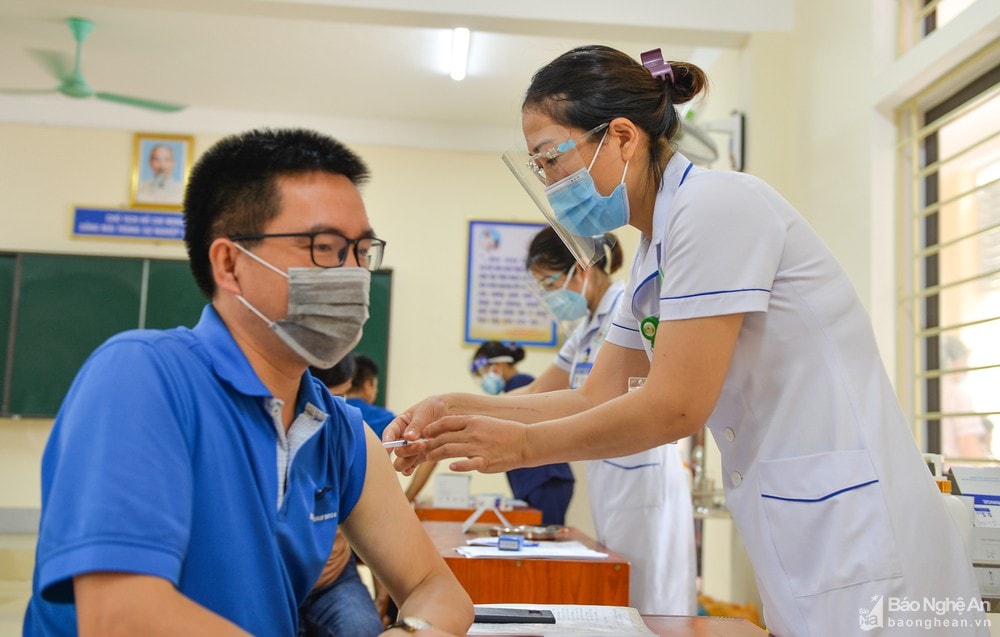 Tiêm vắc-xin phòng Covid-19 đợt 4 tại TP. Vinh. Ảnh tư liệu: Thành Cường 