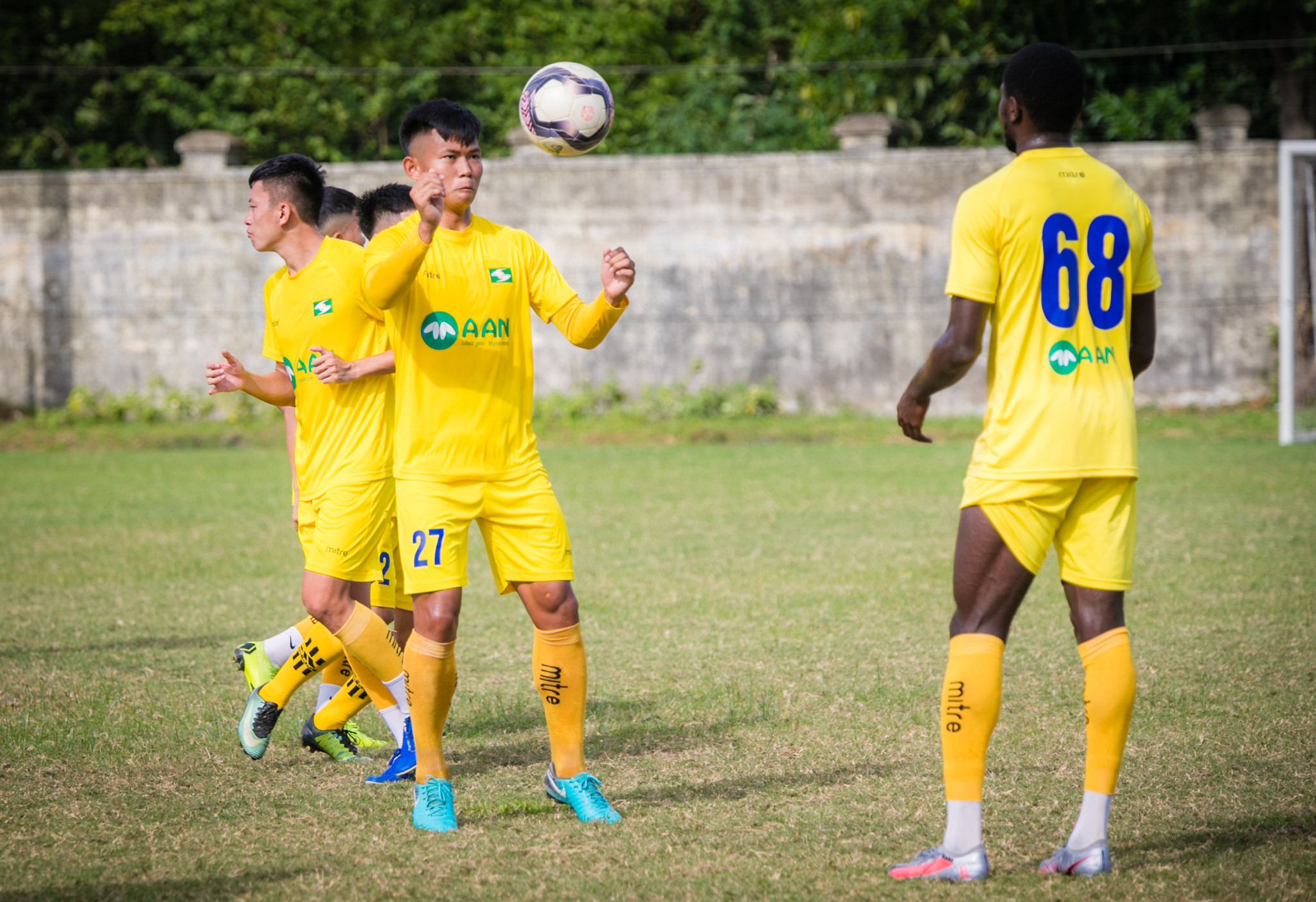 Nguyễn Xuân Bình là cầu thủ sinh năm 2001, anh được đôn lên đội 1 SLNA từ tháng 12 năm 2020. Chơi ở vị trí tiền vệ phòng ngự Xuân Binh luôn cho thấy được sự mạnh mẽ trong việc thu hồi bóng cũng như phát động tấn công rất tốt. Ảnh: Đức Anh