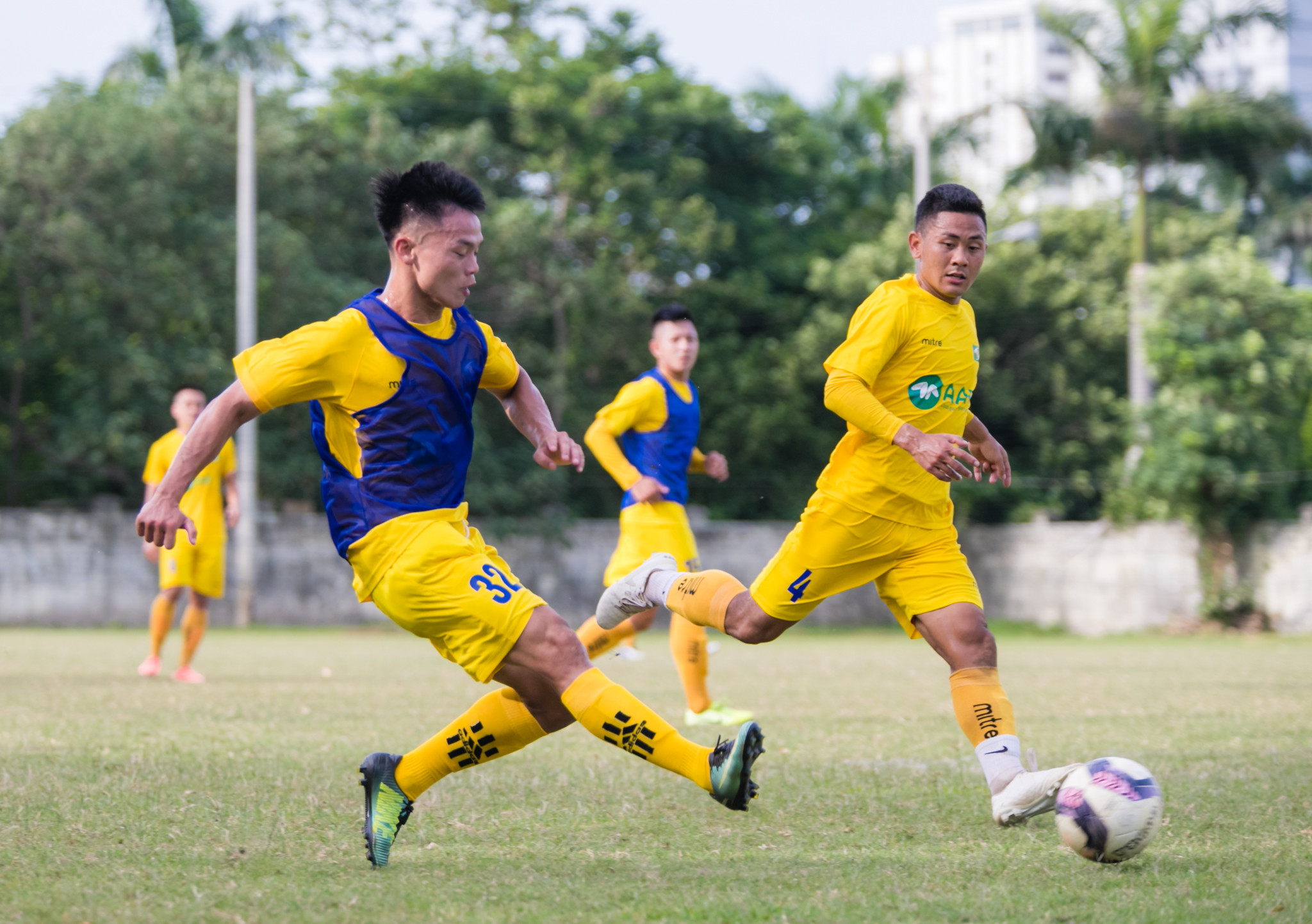 Từ pha thoát xuống bên phía cánh phải Cường đã tự tin dùng tốc độ của mình để vượt qua trung vệ giày dặn kinh nghiệm Hoàng Văn Khánh buộc đội trưởng của SLNA phải phạm lỗi trong vòng cấm mang về quả đá phạt 11 m cho đội HLV Bùi Minh trong trận đấu nội bộ vừa qua. Ảnh: Đức Anh