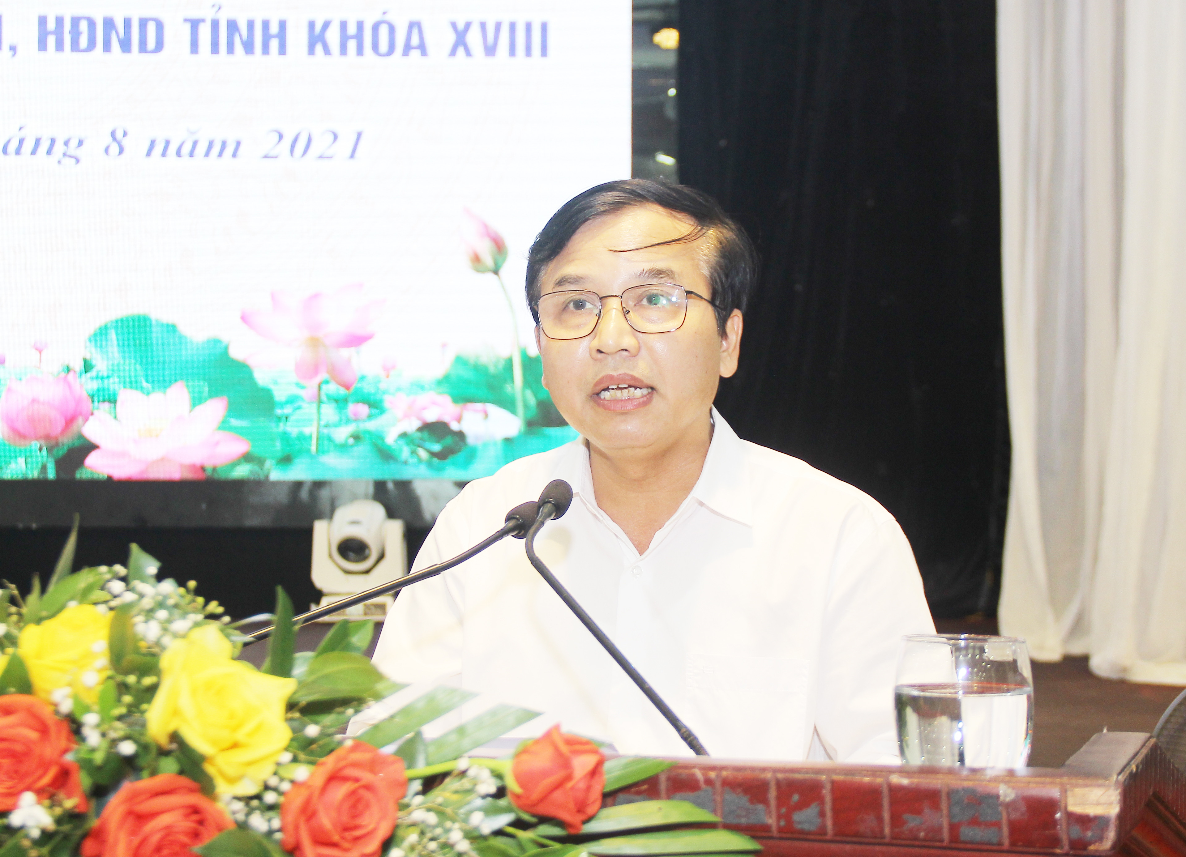 Đồng chí Nguyễn Như Khôi - Ủy viên Ban Chấp hành Đảng bộ tỉnh, Phó Chủ tịch HĐND tỉnh điều hành cuộc họp báo. Ảnh: Mai Hoa
