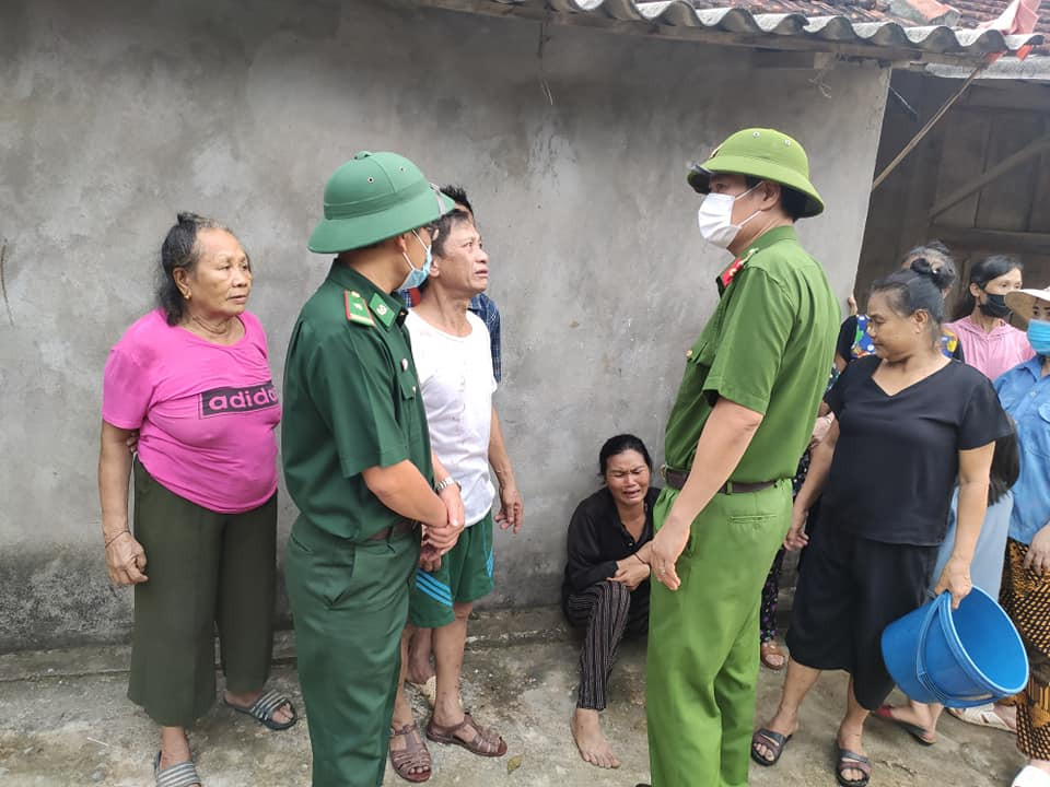 Các lực lượng chức năng hỗ trợ chữa cháy, thăm hỏi gia đình bị hỏa hoạn tại xã Tà Cạ. Ảnh: Công an Kỳ Sơn cung cấp