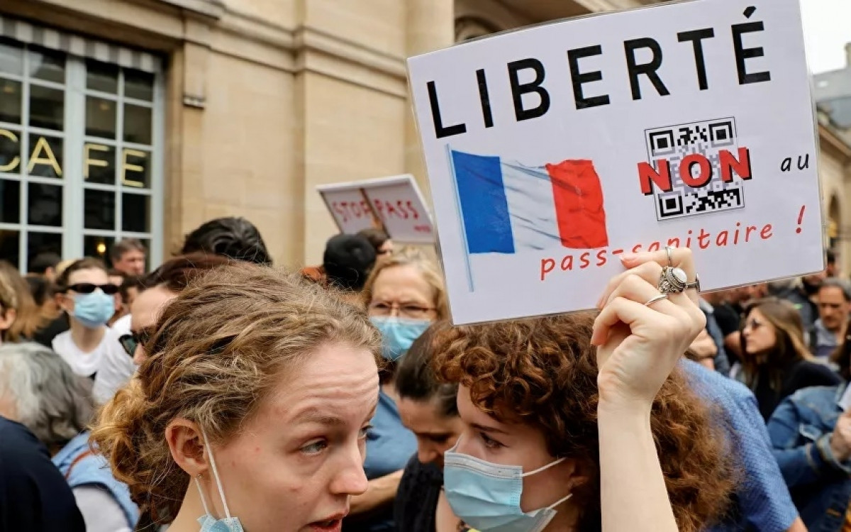 Người dân Pháp trong một cuộc biểu tình trong tháng 7/2021 phản đối giấy thông hành Covid-19. Ảnh: Reuters.