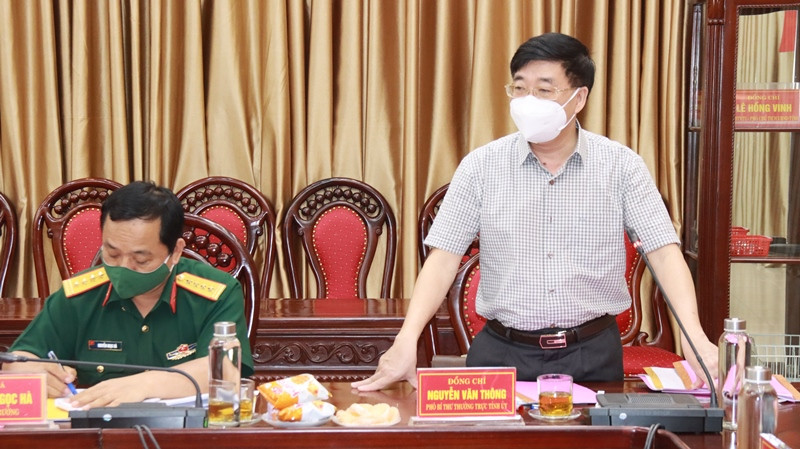 Đồng chí Nguyễn Văn Thông, Phó Bí thư Thường trực Tỉnh ủy, Phó trưởng ban chỉ đạo diễn tập khu vực phòng thủ tỉnh phát biểu tại buổi làm việc