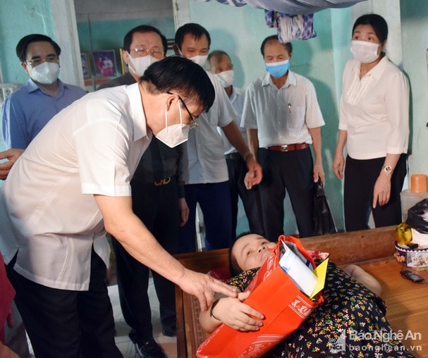 Phó Chủ tịch UBND tỉnh Bùi Đình Long cùng đoàn đã đến thăm hỏi và tặng quà cho gia đình chị Nguyễn Thị Dung ở xã Hợp Thành, huyện Yên Thành. Ảnh: Thu Hương