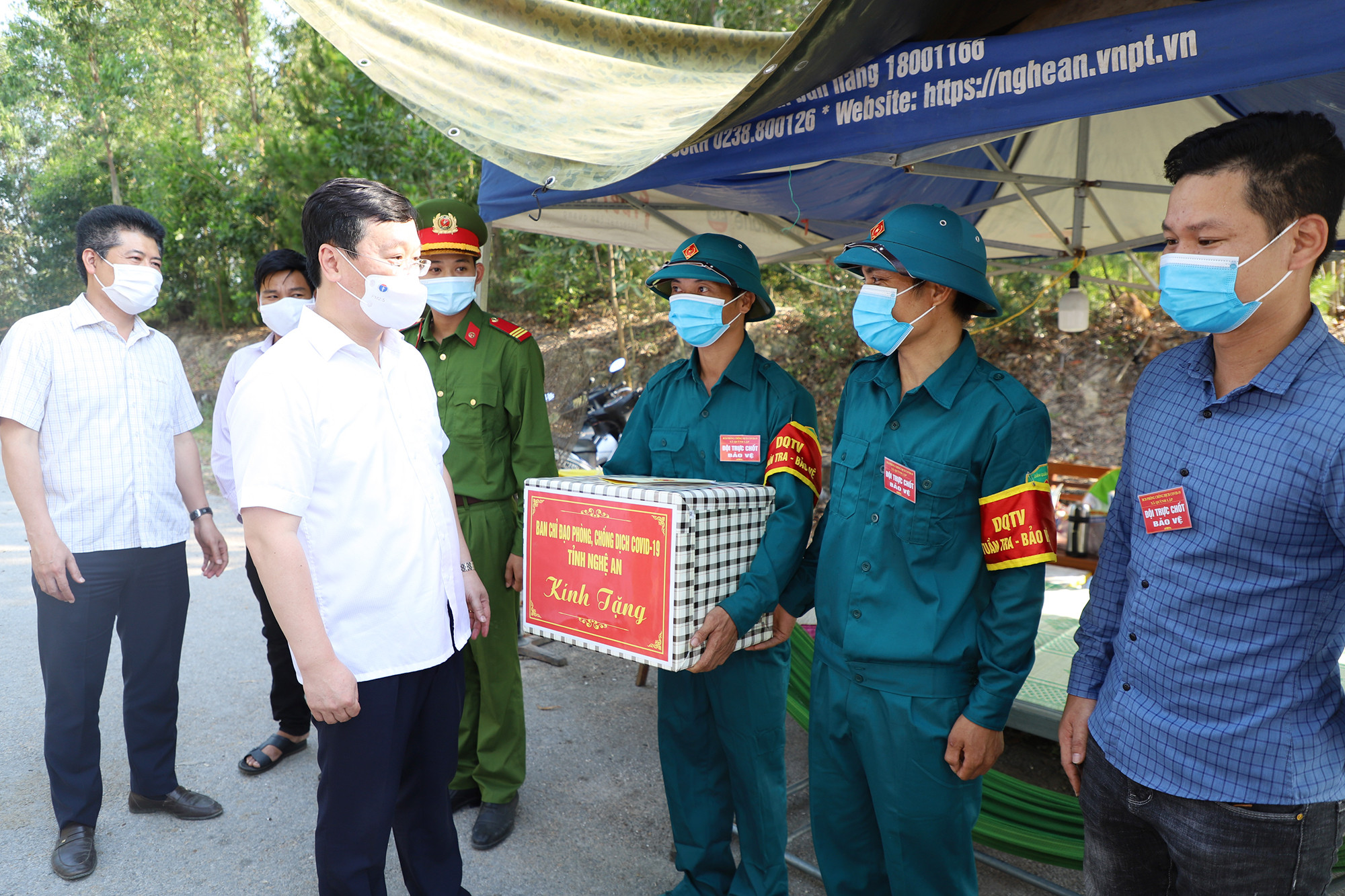 Chủ tịch UBND tỉnh Nguyễn Đức Trung thăm hỏi, động viên các lực lượng phòng, chống dịch Covid-19 tại tổ chốt ở xã Quỳnh Lập (Hoàng Mai). Ảnh: Phạm Bằng